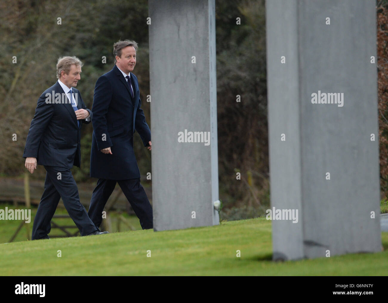Premierminister David Cameron und der irische Premierminister Taoiseach Enda Kenny besuchen den "Island of Ireland Peace Park" in Mesen in Belgien, wo sie Kranzniederlegung zum Tod irischer Soldaten im Ersten Weltkrieg in Heuvelland, Belgien, Wo sie &ACIRC;&pound;5 Millionen für die Erhaltung von Kriegsgräbern in Großbritannien und Europa angekündigt. Stockfoto
