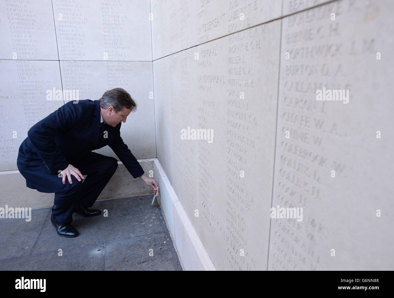 Premierminister David Cameron besucht am Menin-Tor in Ypern, Belgien, ein Denkmal mit der Inschrift seines großen, großen Onkel Captain John Geddes, der im Ersten Weltkrieg im Kampf ums Leben kam. Stockfoto