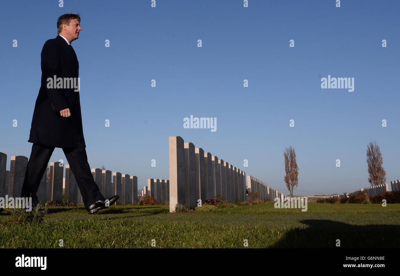 Premierminister David Cameron besucht den Tyne Cot-Kriegsfriedhof in der Nähe von Paschendelle, Belgien, wo er und der irische Premierminister Enda Kenny die Kriegsgräber von irischen und britischen Soldaten, die im Krieg ums Leben kamen, betrachteten. Stockfoto