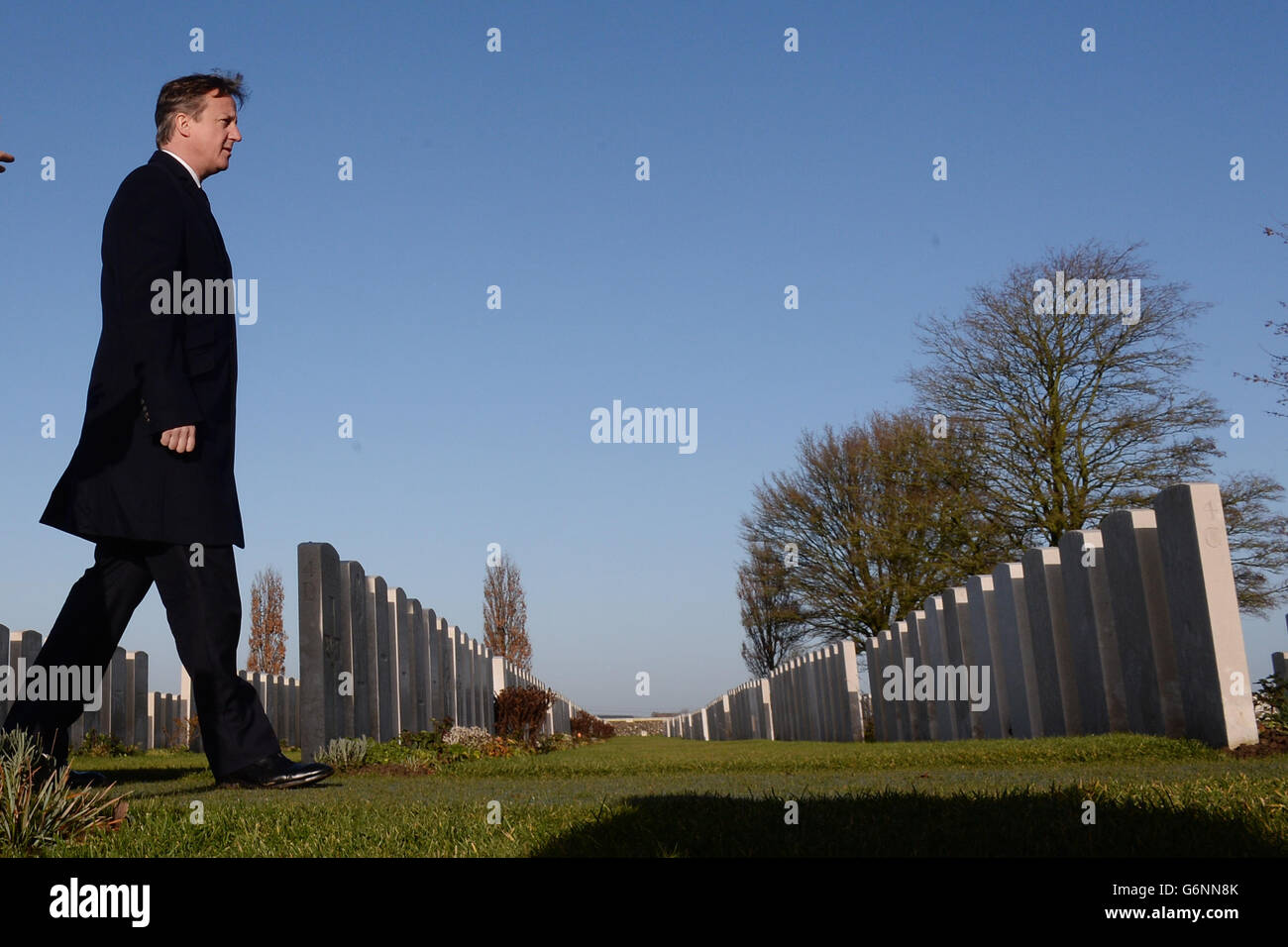 Premierminister David Cameron besucht den Tyne Cot-Kriegsfriedhof in der Nähe von Paschendelle, Belgien, wo er und der irische Premierminister Enda Kenny die Kriegsgräber von irischen und britischen Soldaten, die im Krieg ums Leben kamen, betrachteten. Stockfoto