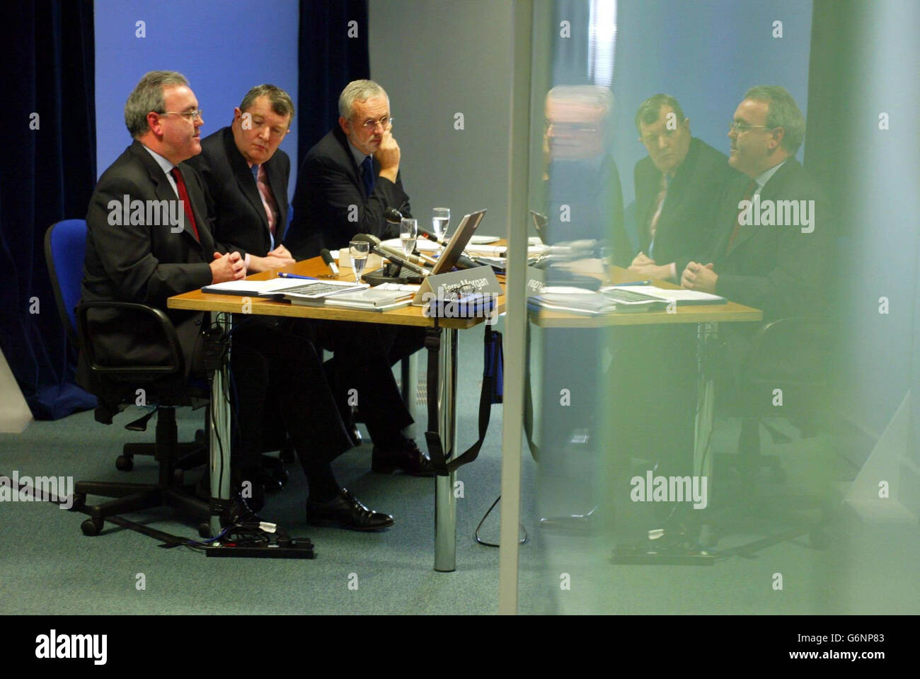 (l-r) Terry Morgan, Managing Director von BAA Stansted, Mike Clasper, Chief Executive von BAA, und Mike Toms, BAA PLC Director of Planning, während eines Treffens am Flughafen Stansted, nach der Enthüllung des White Paper von Alistair Darling, Verkehrsminister. Unterstützer von Stop Stansted Expansion (SSE) veranstalten eine Demonstration, während die BAA, die den Flughafen betreibt, eine Medienbesprechung gab, wie sie den kürzlich angekündigten neuen Start- und Landebahn-Ausbau managen würde. Stockfoto