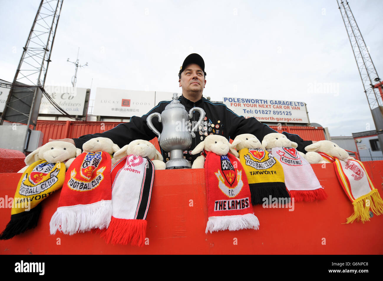 Ein Tamworth-Fan auf den Tribünen vor dem Spiel gegen Bristol City Stockfoto