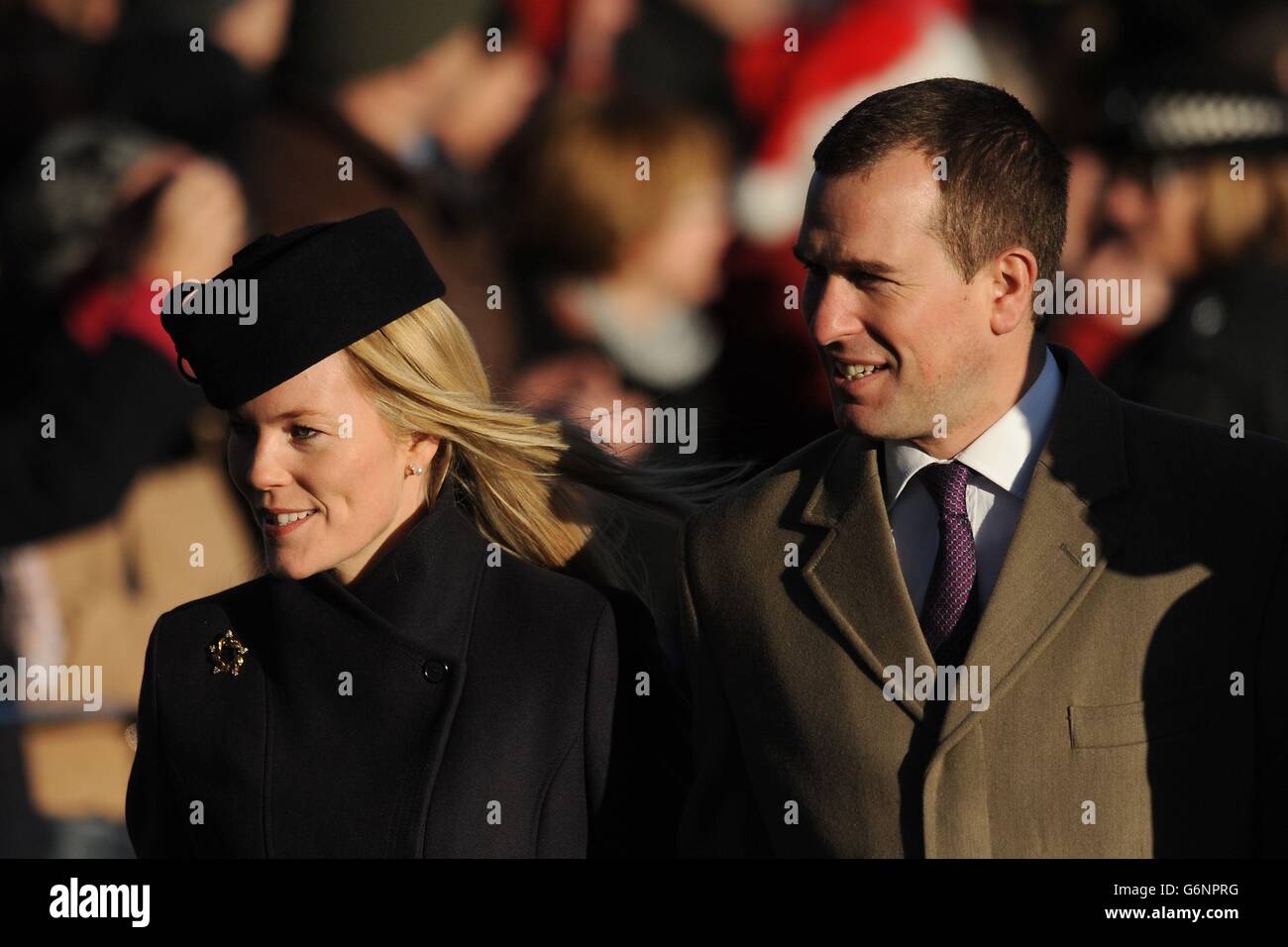 Autumn und Peter Phillips kommen zum traditionellen Weihnachtsgottesdienst in der St. Mary Magdalene Church auf dem königlichen Anwesen in Sandringham, Norfolk. Stockfoto