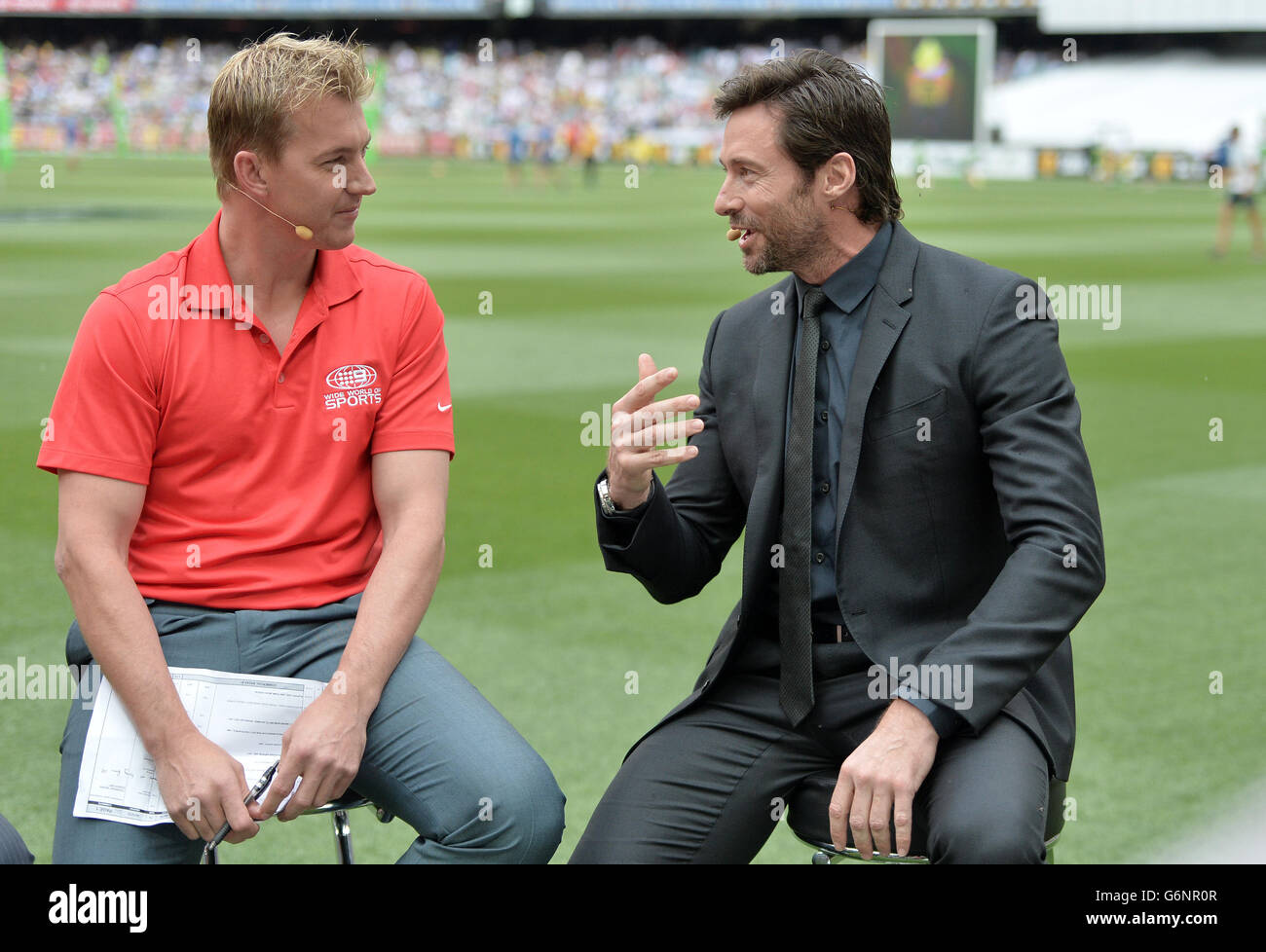 Hugh Jackman (rechts) spricht mit Brett Lee während des ersten Tages des vierten Tests am MCG in Melbourne, Australien. Stockfoto