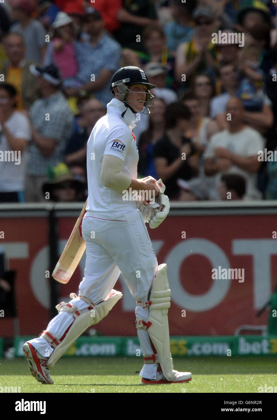 Englands Ben Stokes verlässt das Feld, nachdem er am ersten Tag des vierten Tests am MCG in Melbourne, Australien, sein Wicket verloren hat. Stockfoto