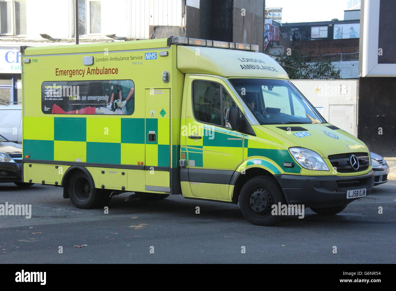 EIN MERCEDES-BENZ KRANKENWAGEN DES LONDON AMBULANCE Stockfoto