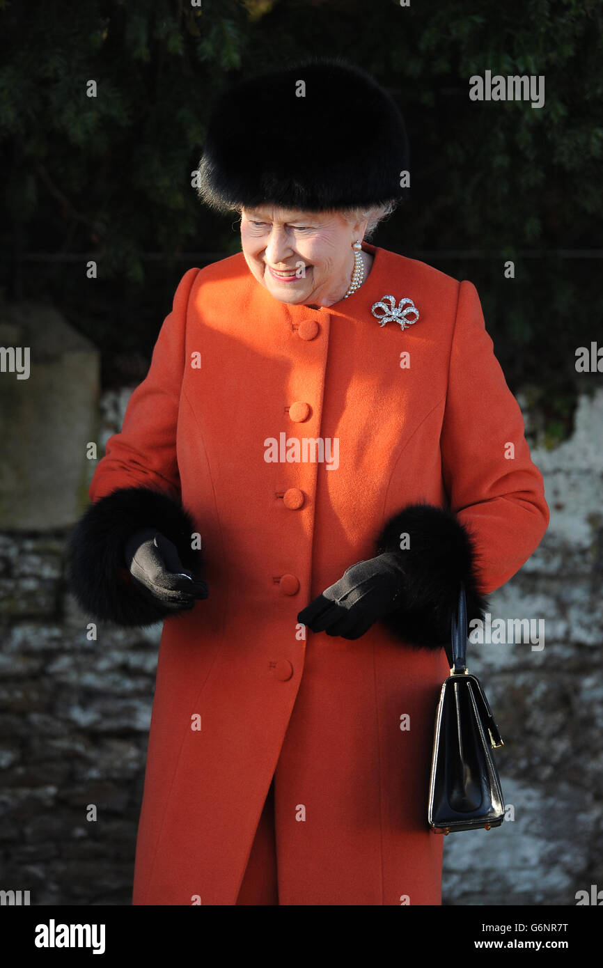 Königin Elizabeth II. Nach dem traditionellen Weihnachtsgottesdienst in der St. Mary Magdalene Church auf dem königlichen Anwesen in Sandringham, Norfolk. Stockfoto