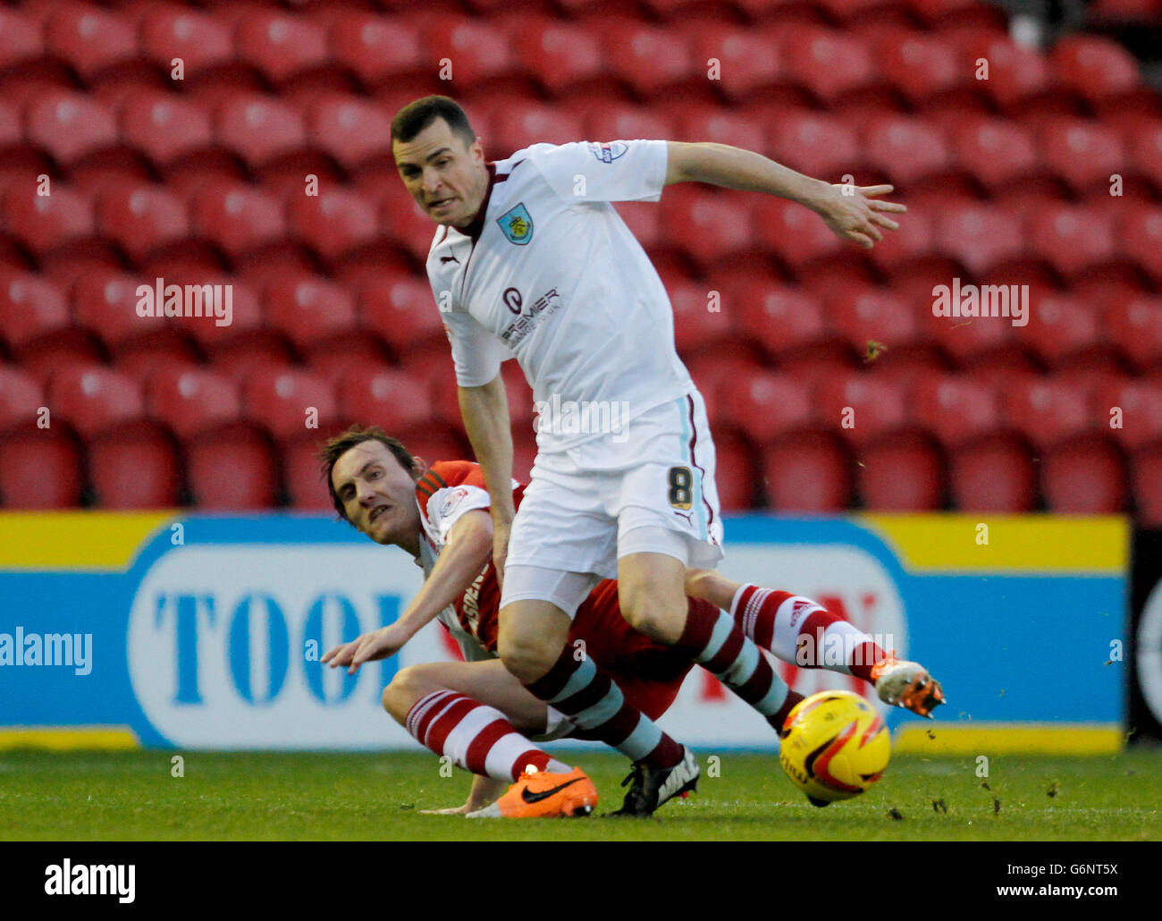 Fußball - Sky Bet Championship - Middlesbrough V Burnley - The Riverside Stadium. Dean Whitehead von Middlesbrough (auf dem Boden) und Dean Marney von Burnley (Mitte) in Aktion Stockfoto