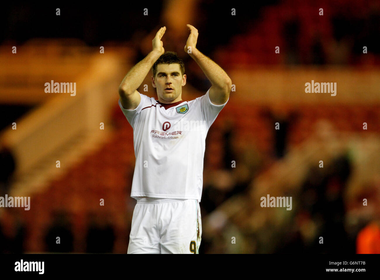 Fußball - Sky Bet Championship - Middlesbrough V Burnley - The Riverside Stadium. Sam Vokes von Burnley applaudiert den Burnley-Fans Stockfoto