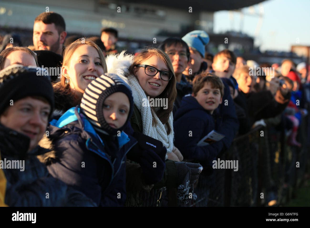 Pferderennen Sie-2013 William Hill Winter Festival - Tag eins - Kempton Park Rennbahn Stockfoto