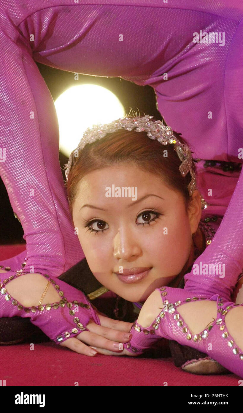 Die Contortionistin Wang Ling beugt ihre Beine um ihren Kopf während einer privaten Vorschau der neuen Show des Chinese State Circus in der Queen Elizabeth Hall am Londoner Südufer. Der international renommierte Zirkus, in dem sich 30 der größten und felxibelsten Zirkusartisten Chinas befinden, wird bis zum 2. Januar 2004 in der Hauptstadt laufen. Stockfoto