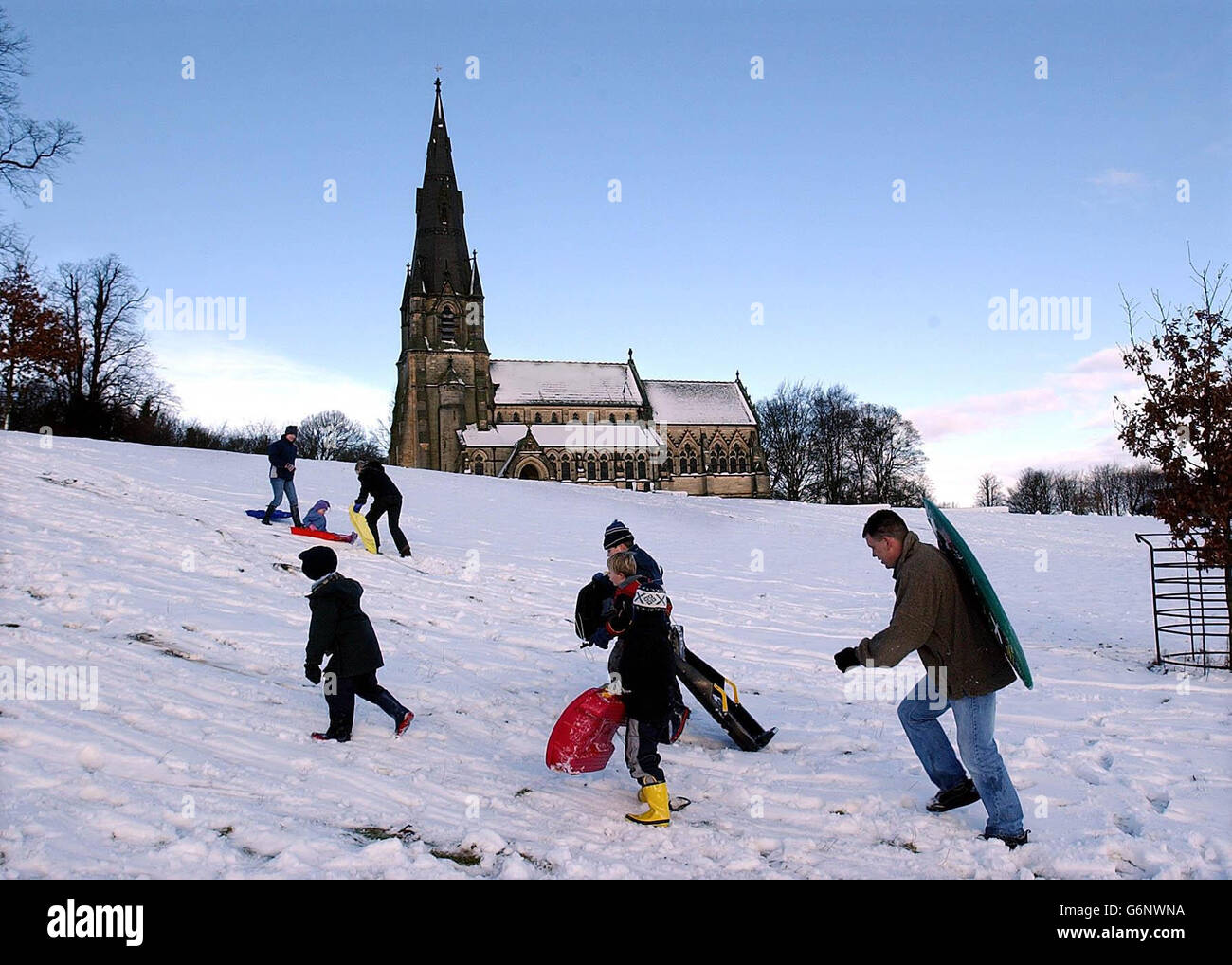 Genießen Sie den Schnee am Neujahrstag Schlitten Familien im Studley Royal in der Nähe von Ripon. Stockfoto