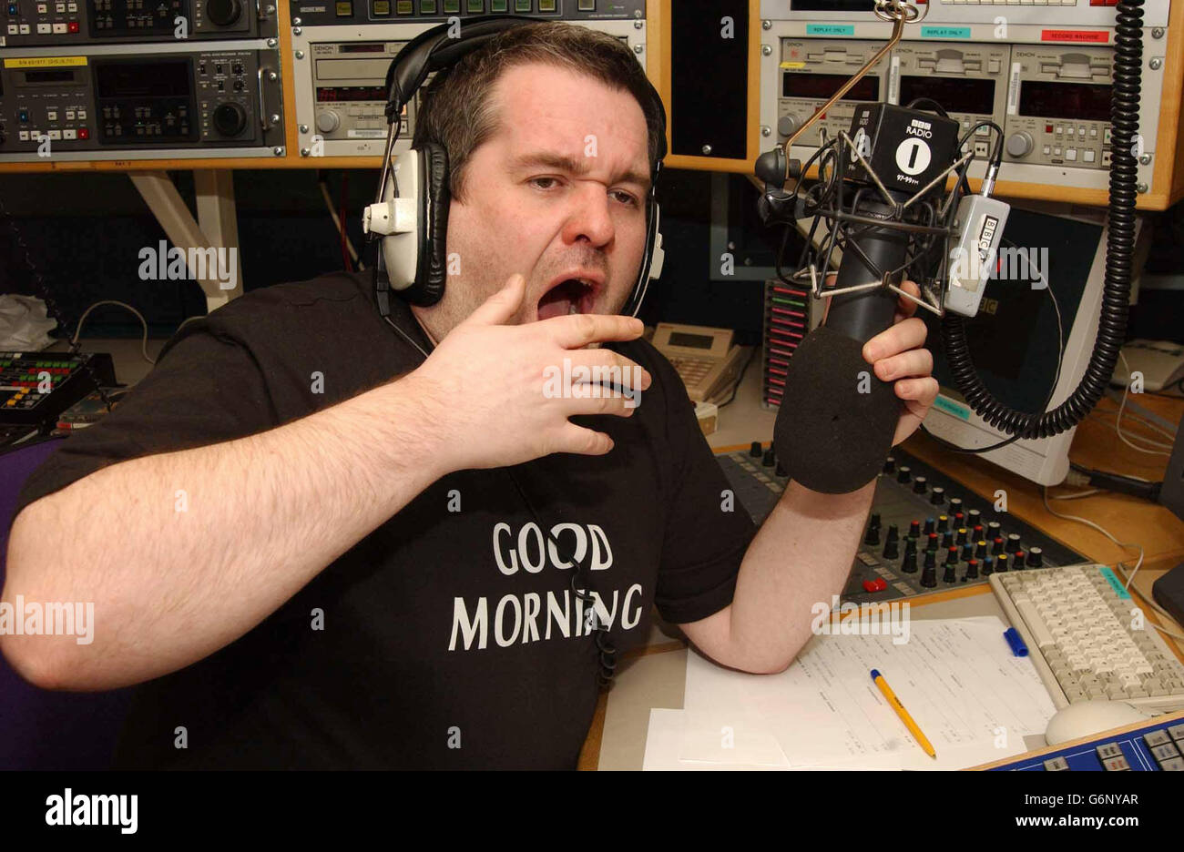 Chris Moyles, der selbsternannte Retter von Radio 1, im Studio am Hauptsitz  von Radio 1 in London. Moyles, startete seine erste Frühstückssendung heute  Morgen, indem er bescheiden zugab, dass er nicht wusste,