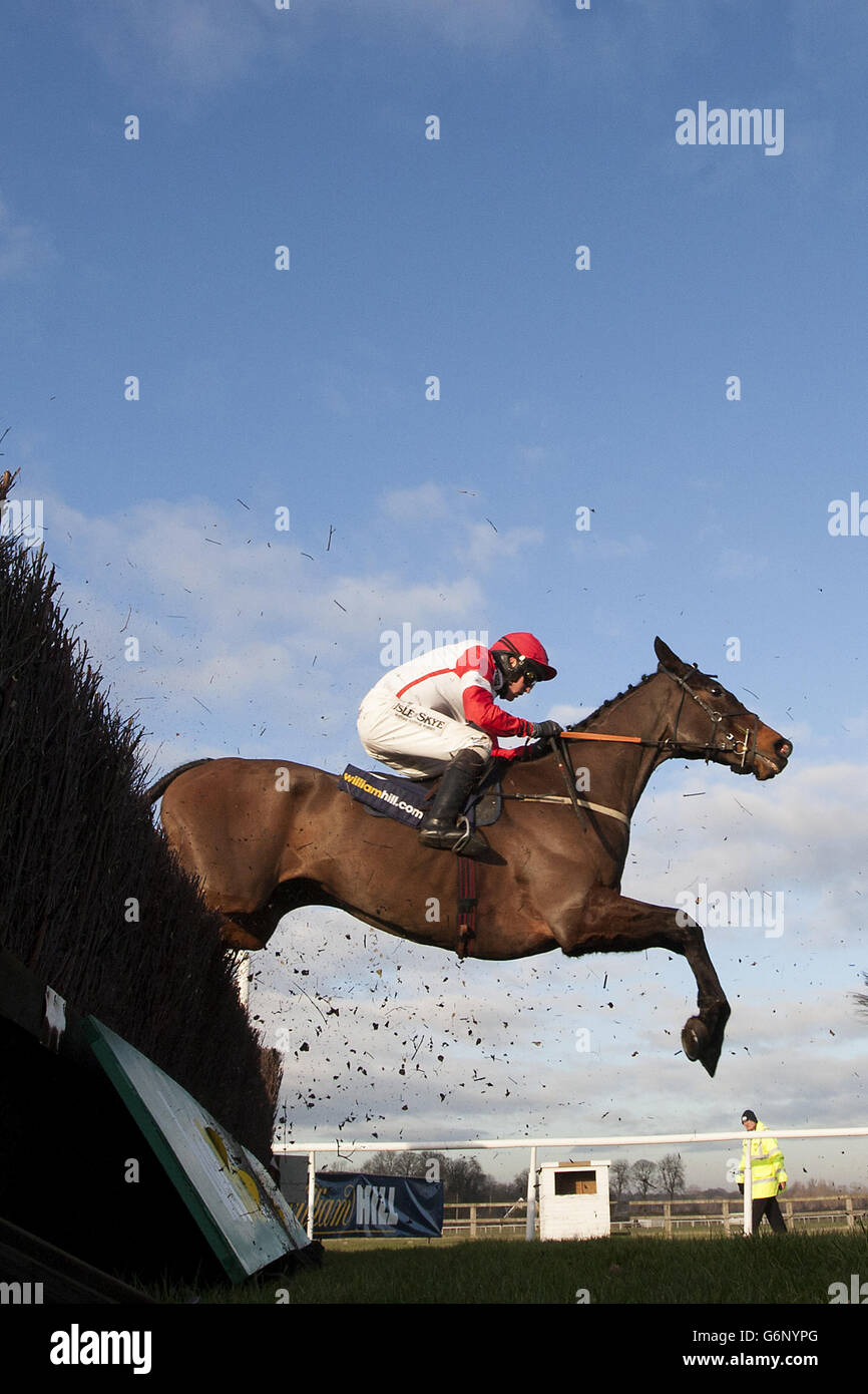 Jockey Peter Buchanan auf NUTS N Bolts während der William Hill Rowland Meyrick Handicap Chase Stockfoto