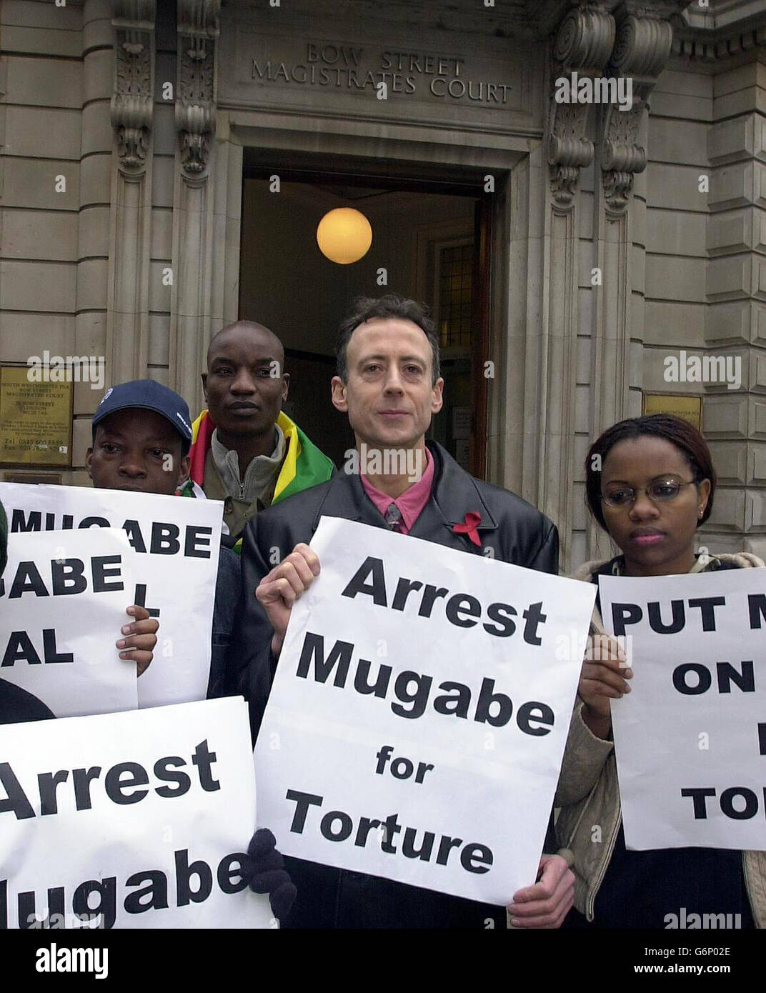 Der Menschenrechtsaktivist Peter Tatchell trifft am Londoner Amtsgericht der Bow Street ein, um einen Haftbefehl gegen Präsident Robert Mugabe von Simbabwe wegen Folter gemäß Abschnitt 134 des Strafgerichtsgesetzes von 1988 zu beantragen. Gemäß Abschnitt 134 kann jeder, der Folter überall auf der Welt begeht, genehmigt, angreift, sich aneignet oder Folter duldet, in Großbritannien strafrechtlich verfolgt werden. Stockfoto