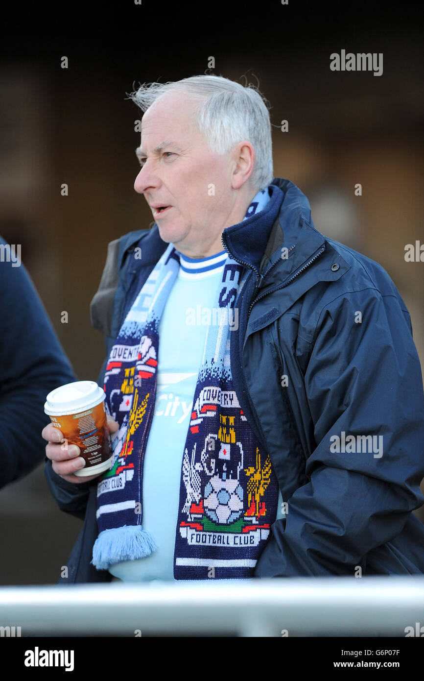 Fußball - Sky Bet League One - Coventry City / Oldham Athletic - Sixfields Stadium. Ein Coventry City Fan auf den Tribünen Stockfoto