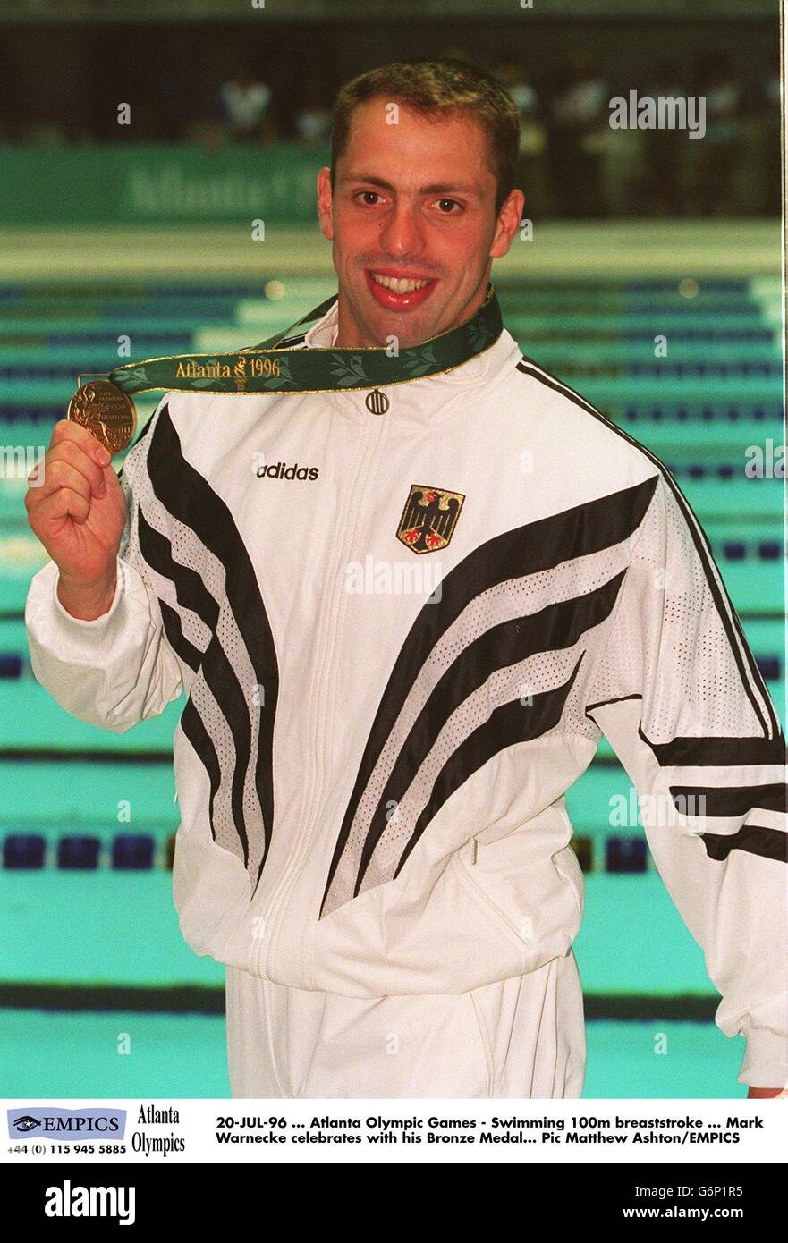 20-JUL-96, Atlanta Olympische Spiele - Schwimmen 100m Brustschwimmen, Mark  Warnecke feiert mit seiner Bronzemedaille Stockfotografie - Alamy