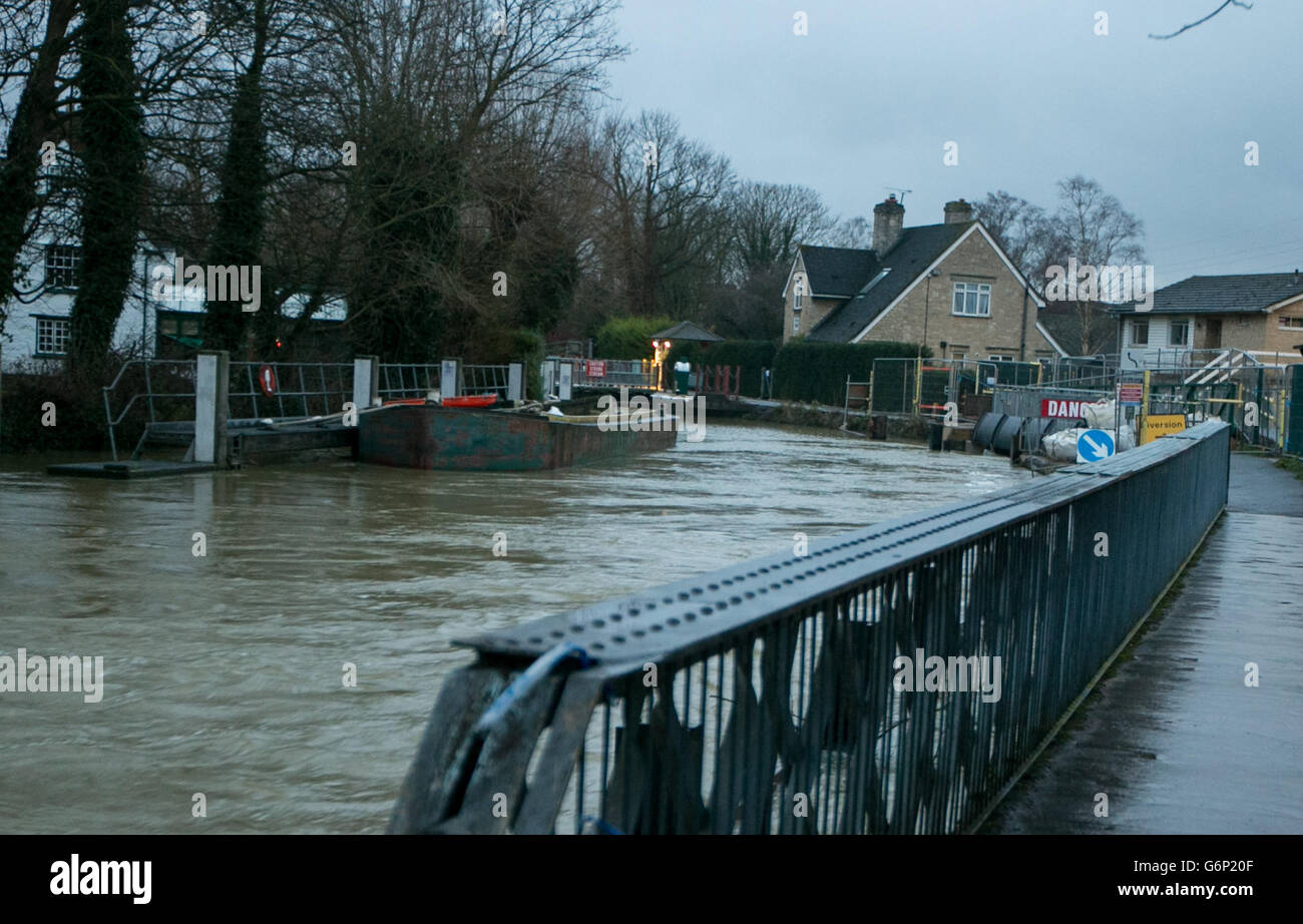 Polizeistreifen in der Nähe von Osney Lock in Oxford, wo ein 47-jähriger Mann starb, als sein Motorroller in einen Fluss stürzte, nachdem er ihn offenbar auf einem überfluteten Weg gefahren hatte. Stockfoto