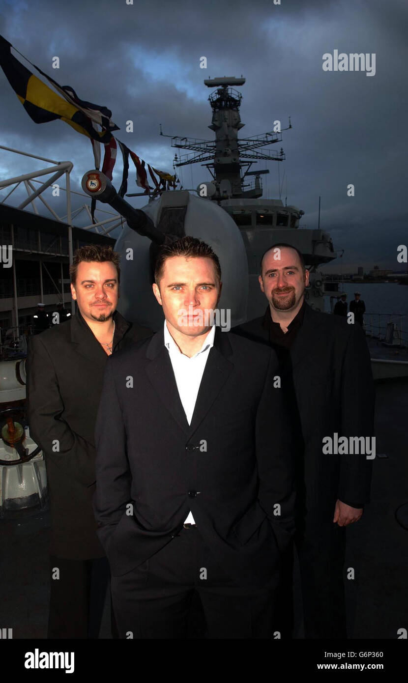 Die Schauspieler Alex Ferns (Front) Lee Boardman (L) und Steven Kennedy während einer Fotoserie für das neue Carlton-Fernsehdrama Making Waves, die an Bord der HMS Northumberland auf der Schroders International London Boat Show, Excel Center, London Docklands, stattfand. Das Drama spiegelt das Leben und die Arbeit der Männer und Frauen in der Royal Navy wider, die an Bord einer fiktiven Navy-Fregatte spielt. Stockfoto