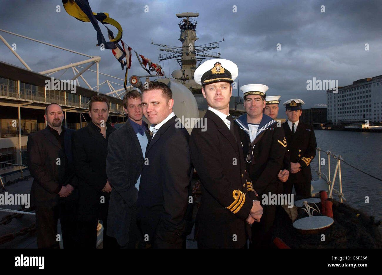 (Vordere Reihe, links - rechts) Schauspieler Alex Farns mit seinem realen Gegenstück Commander Alex Burton. (Back Row, links- rechts) die Schauspieler Steven Kennedy, Lee Boardman und Paul Checkr, Küchenchef Warren Dimond, Leitender Ingenieur Andrew Shepperd und Lieutenant Commander Philip Nash während eines Fotoalles für das neue Carlton TV Drama Making Waves, das an Bord der HMS Northumberland auf der Schroders International London Boat Show, Excel Center, London Docklands. Das Drama spiegelt das Leben und die Werke der Männer und Frauen in der Royal Navy, an Bord einer fiktiven Navy Fregatte. Stockfoto