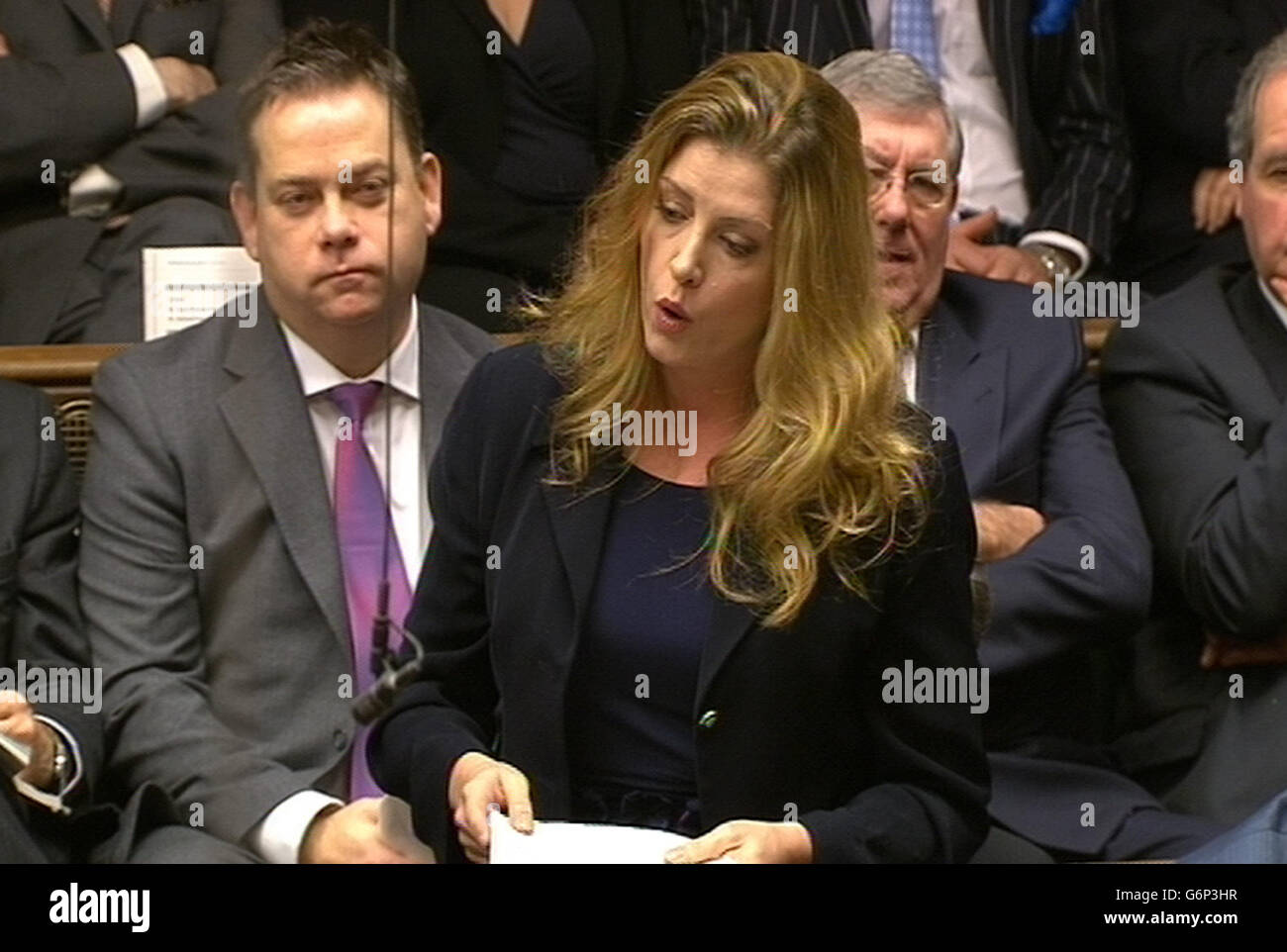 Der Tory-Abgeordnete Penny Mordaunt stellte eine Frage während der heutigen Fragen des Premierministers im Unterhaus, London. Mordaunt - die als sexieste Parlamentarierin eingestuft wurde - wird sich als Teilnehmerin in der Promi-Tauchshow Splash zu ihrem Badeanzug im Live-Fernsehen ausziehen! Stockfoto