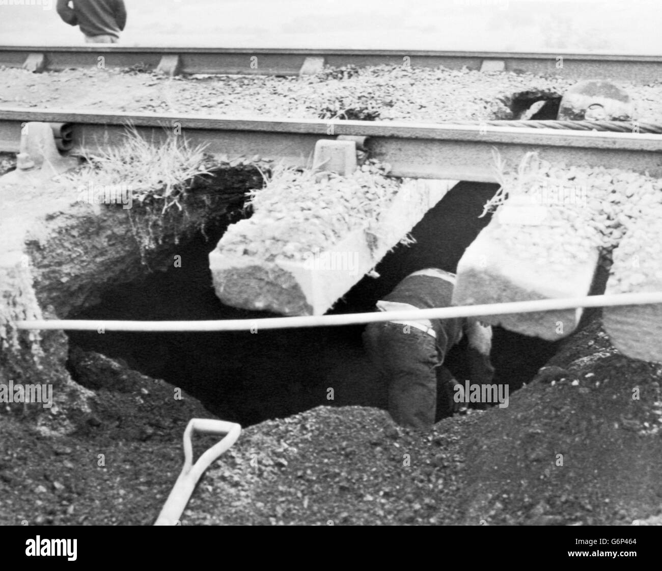 Das National Coal Board behauptet, dass dieser Mann Gefahr läuft, von einem Erdrutsch zerschlagen zu werden, während er illegal unter der Hawthorn Incline Railway in der Grafschaft Durham nach Kohle gräbt. Vandalismus der Eisenbahn habe sich während des achtmonatigen Bergarbeiterstreiks ereignet, behauptet der Vorstand. Stockfoto