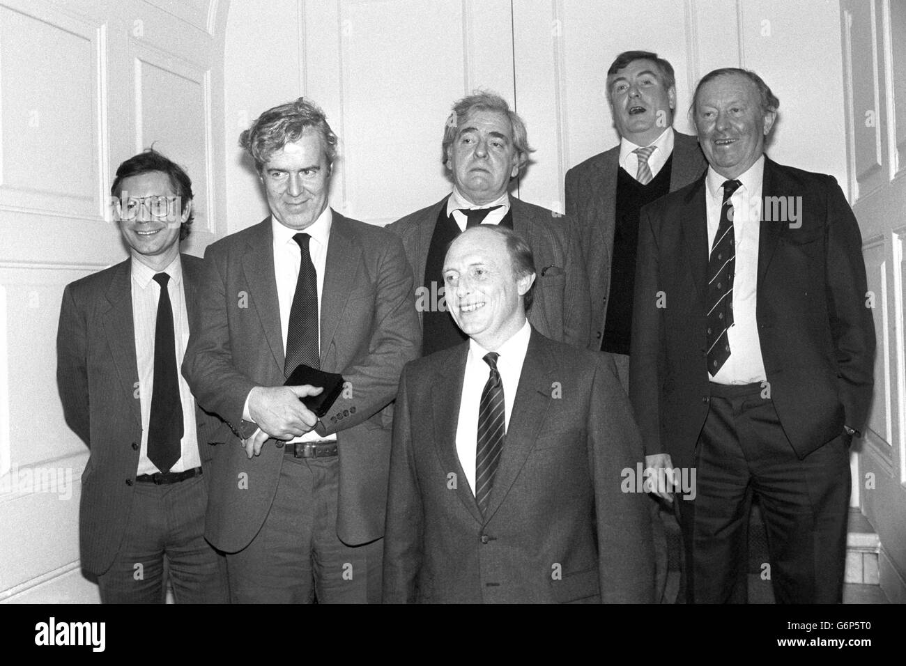 Labour-Chef Neil Kinnock (vorne) im Savoy Hotel, London, um die What The Papers Say TV Program Press Awards zu vergeben. Fünf Auszeichnungen für herausragenden Journalismus wurden (von l-r) Simon Hoghart, politischer Redakteur des Jahres (Observer), Geoffrey Owen, Zeitung des Jahres (Financial Times), George Gale, Kolumnist des Jahres (Express), Ian Aitken, dem Gerry Berry Award (Guardian) und Dr. Conor Cruise O'Brien, Kommentator des Jahres, verliehen. Stockfoto