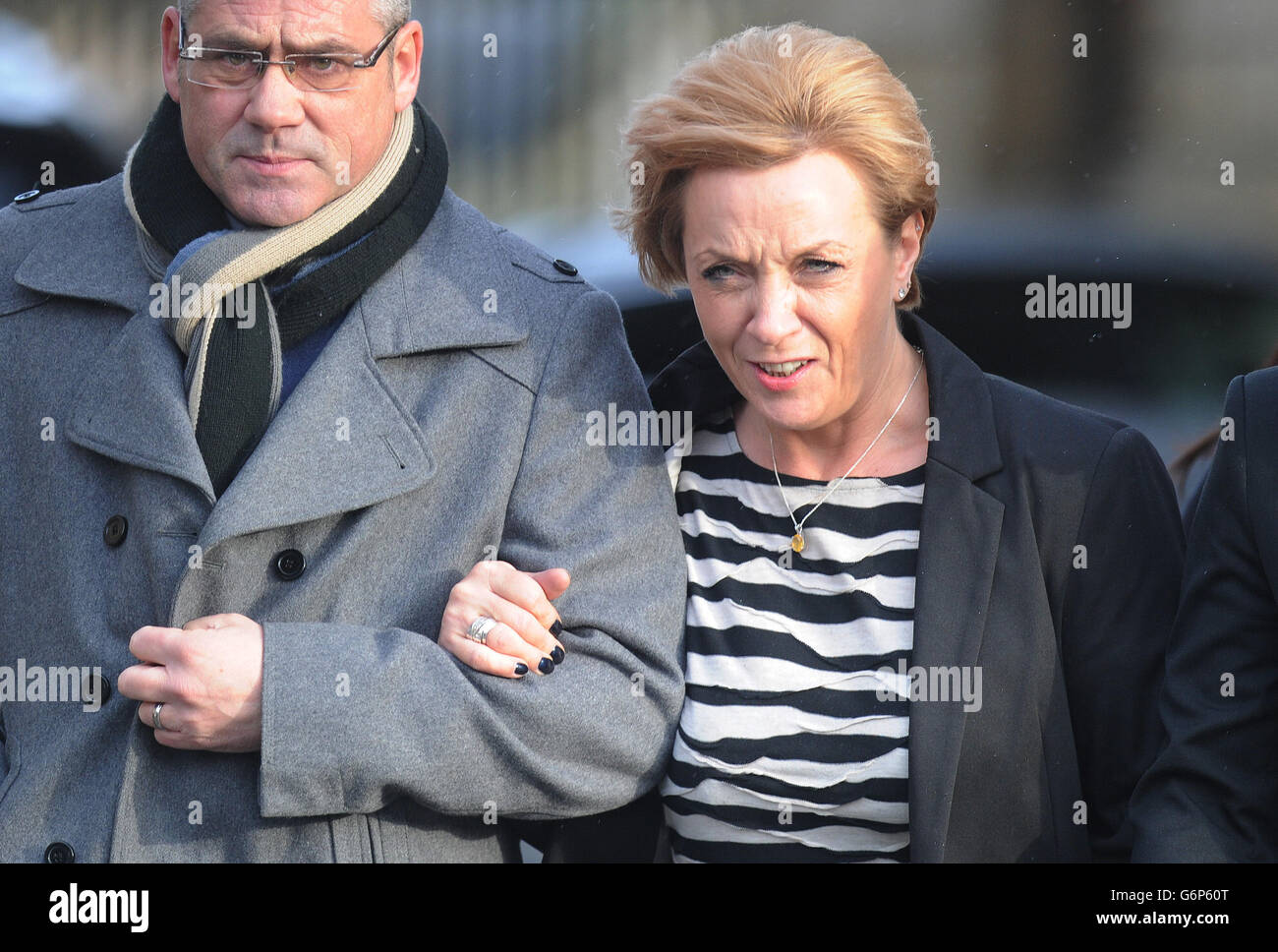 Die Ex-Frau von PC David Rathband, Kath Rathband, verlässt Moot Hall in Newcastle, nachdem sie Beweise für die Inquest in seinen Tod gegeben hat. Stockfoto