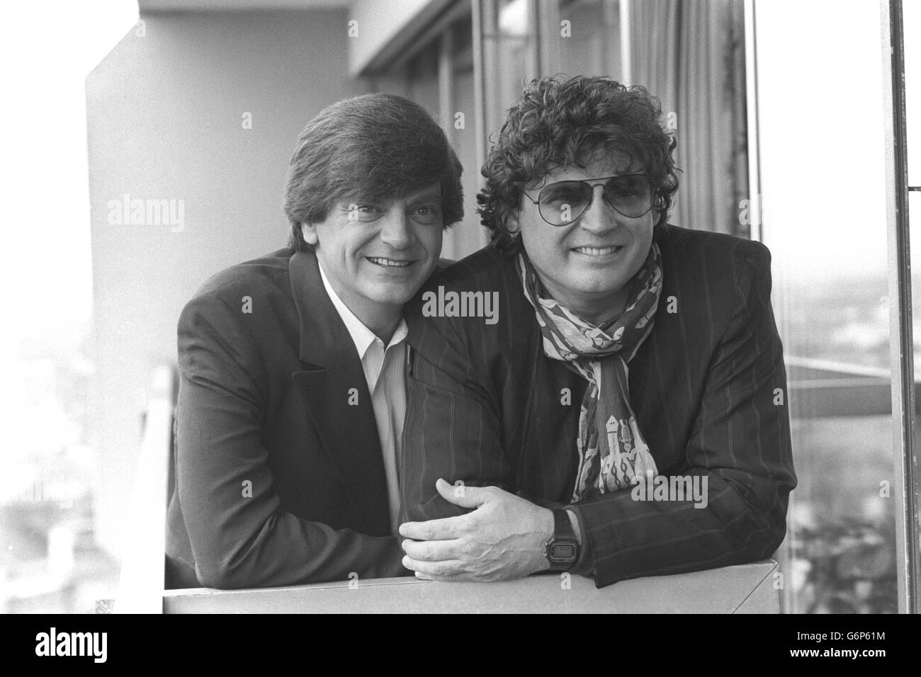 Die Everly Brothers, Phil (l.) und Don, in London, bevor sie am 11. November in Brighton ihre ausverkaufte Tour durch Großbritannien begannen. Stockfoto