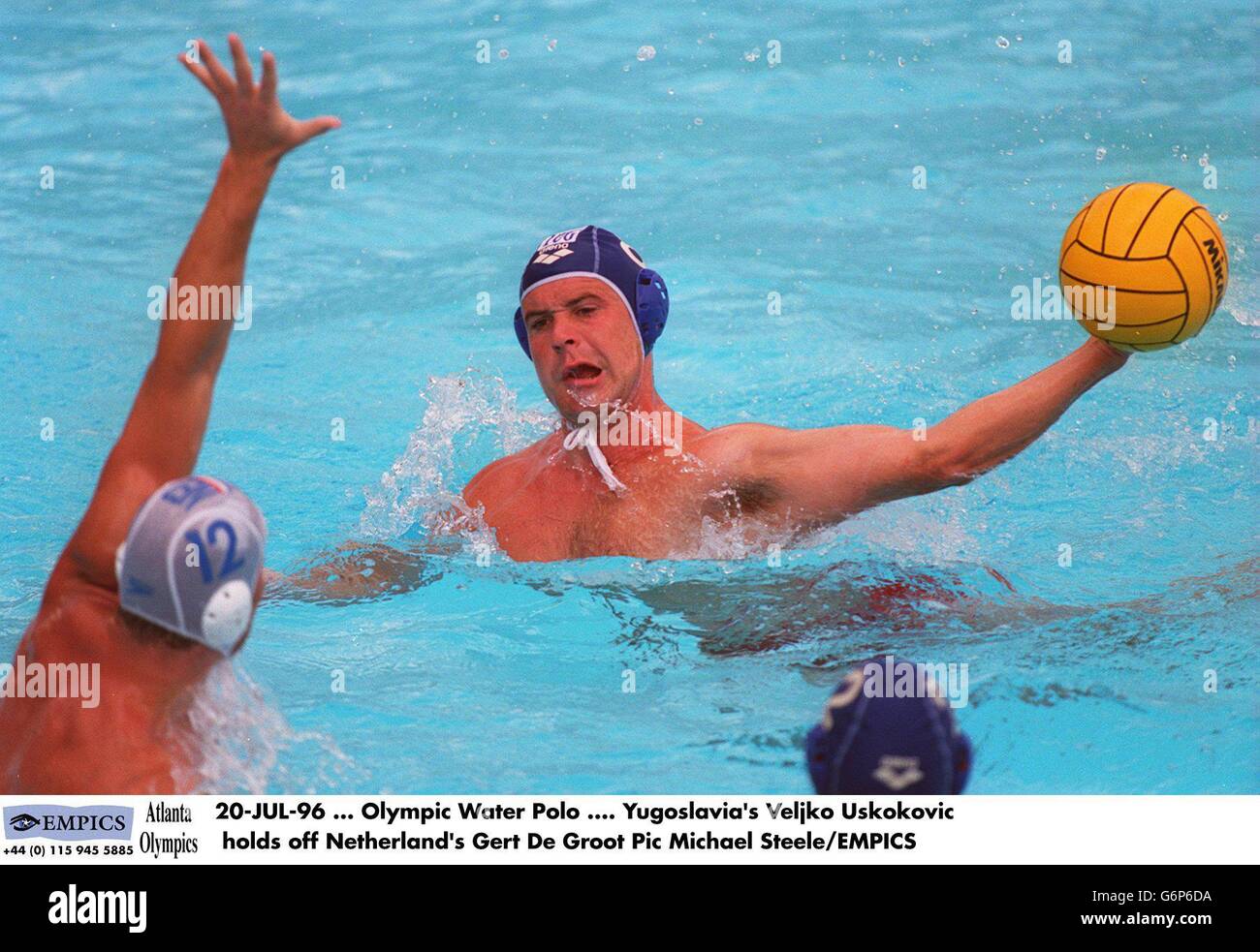 20-JUL-96 ... Olympic Wasser Polo .... Der jugoslawische Veljko Uskokovic hält den Niederländer Gert De Groot zurück Stockfoto