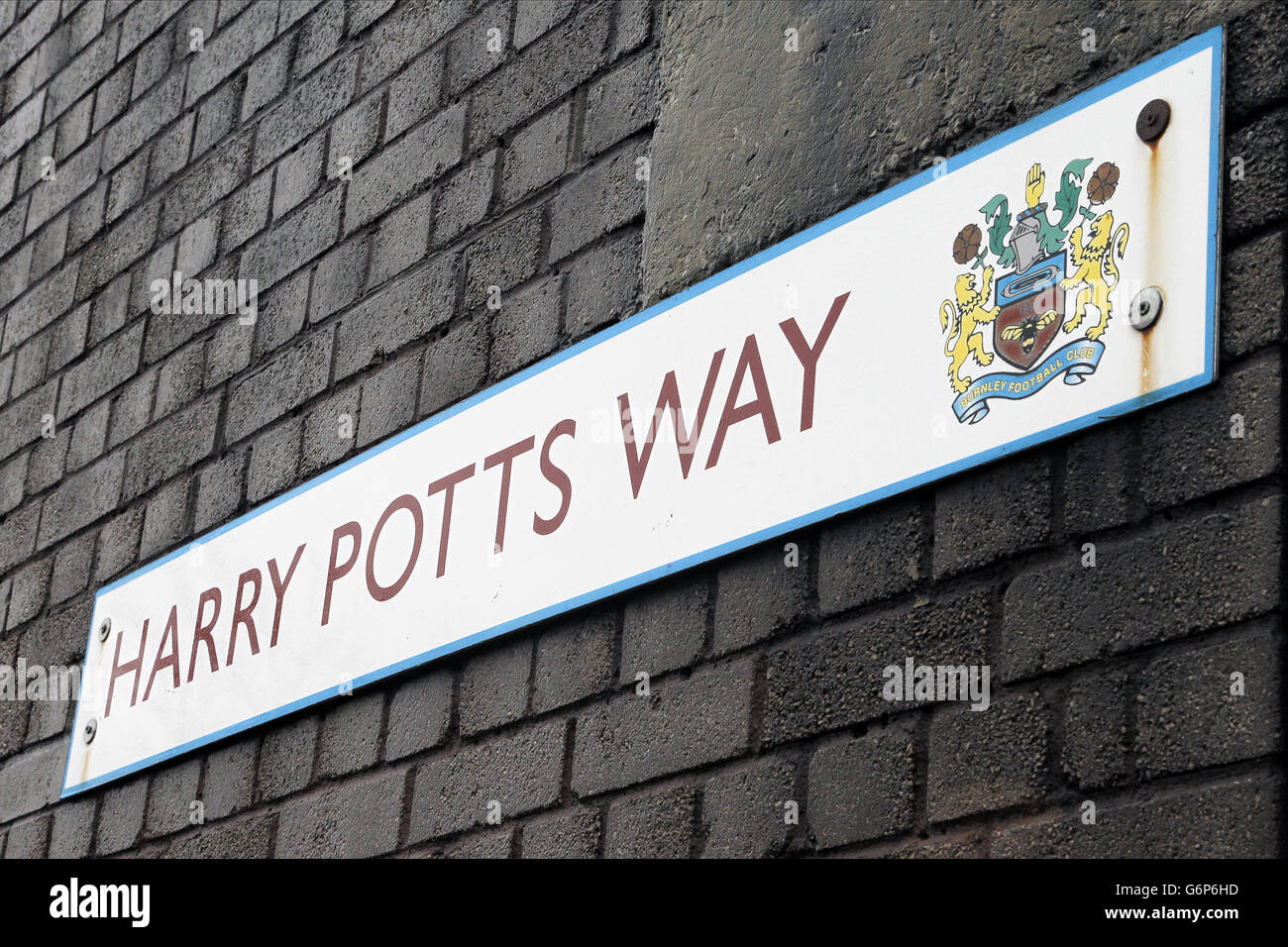 Fußball - Sky Bet Championship - Burnley / Huddersfield Town - Turf Moor. Eine detaillierte Ansicht eines Verkehrsschildes für das Harry Potts Way nea Turf Moor Stadion. Stockfoto