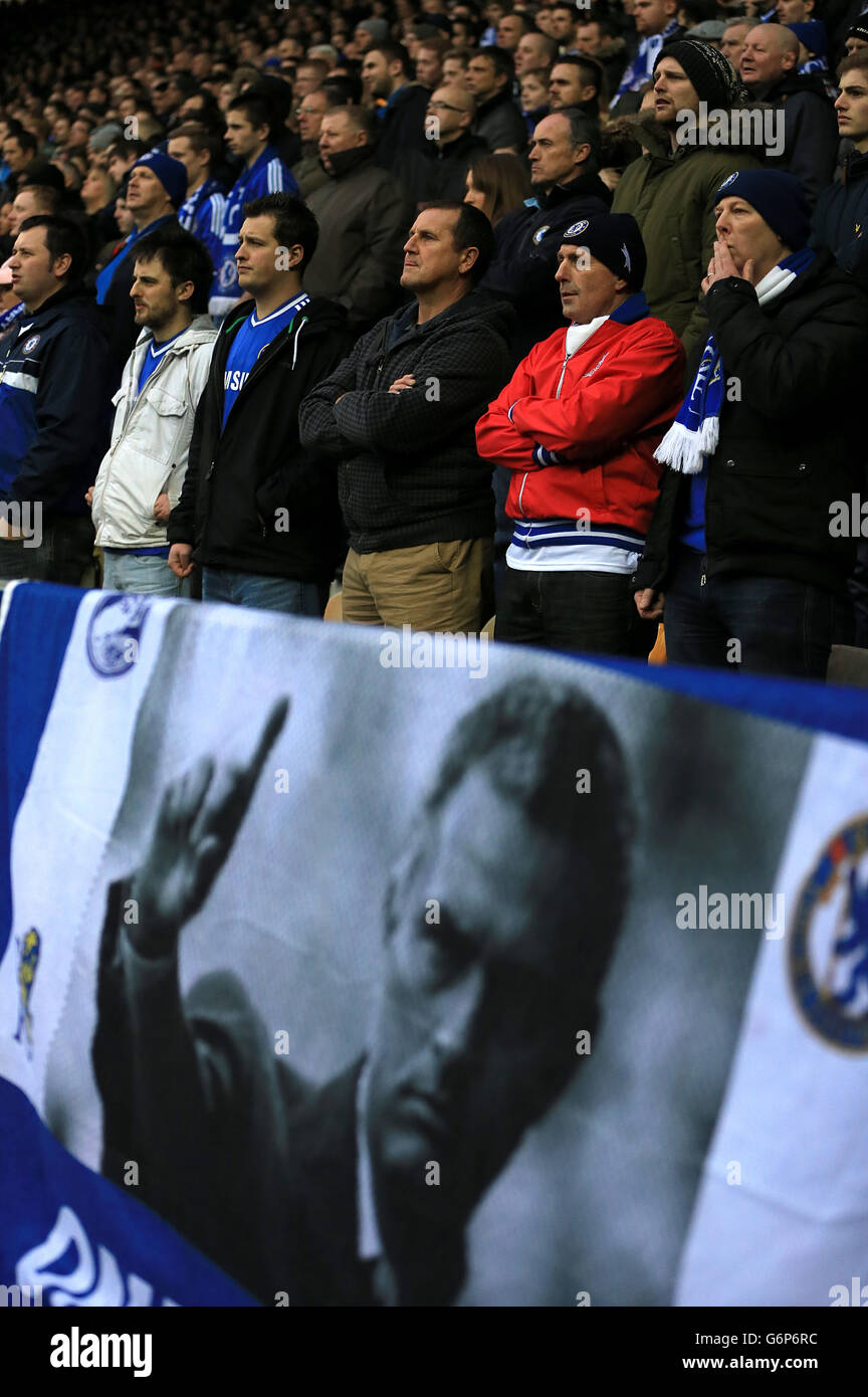 Chelsea-Fans stehen vor einer riesigen Flagge ihres Managers Jose Mourinho Stockfoto