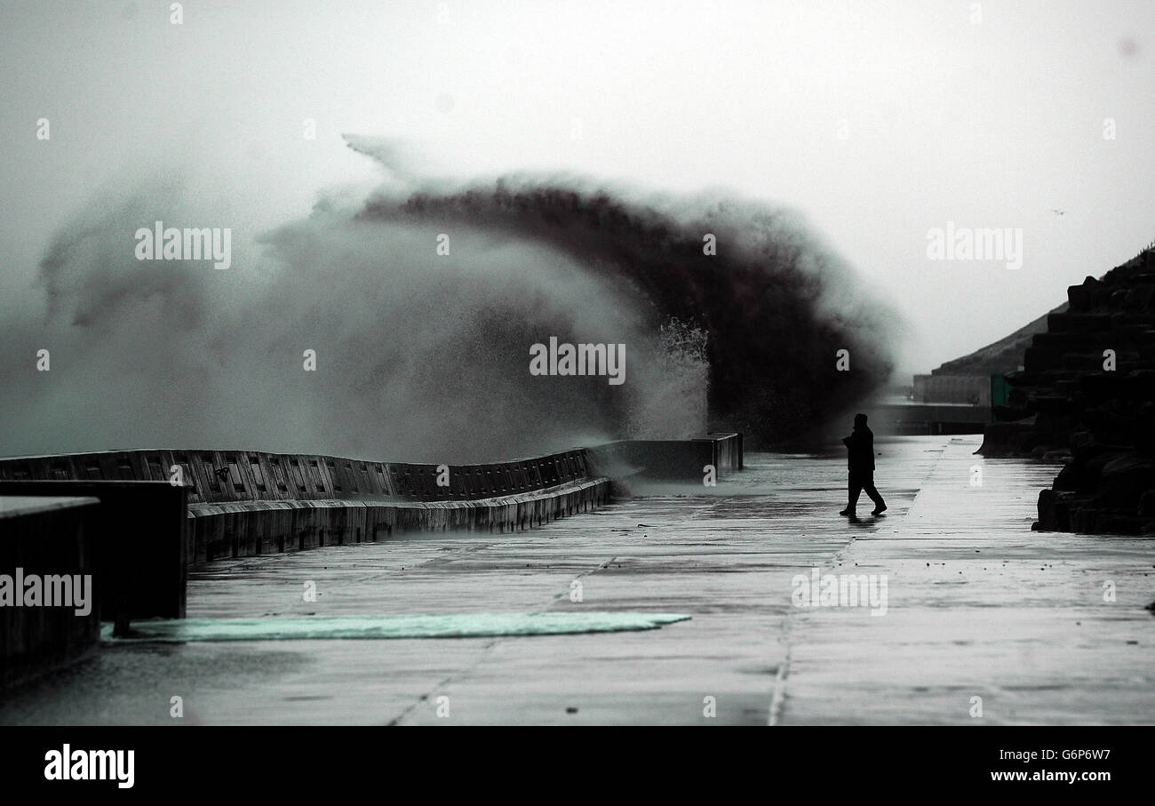 Die Wellen stürzen auf die Promenade zwischen Fleetwood und Blackpool, als die britischen Westküste von Ebbe und Flut heimgesucht wird. Stockfoto