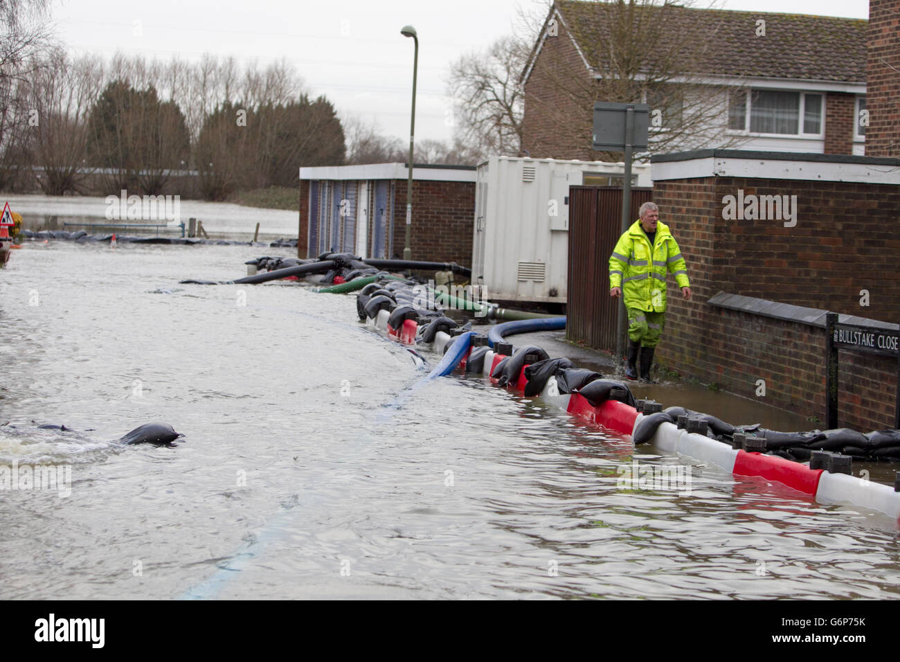 Die Botley Road in Oxford ist überschwemmt, da es im ganzen Land weiterhin stark regnet. Stockfoto