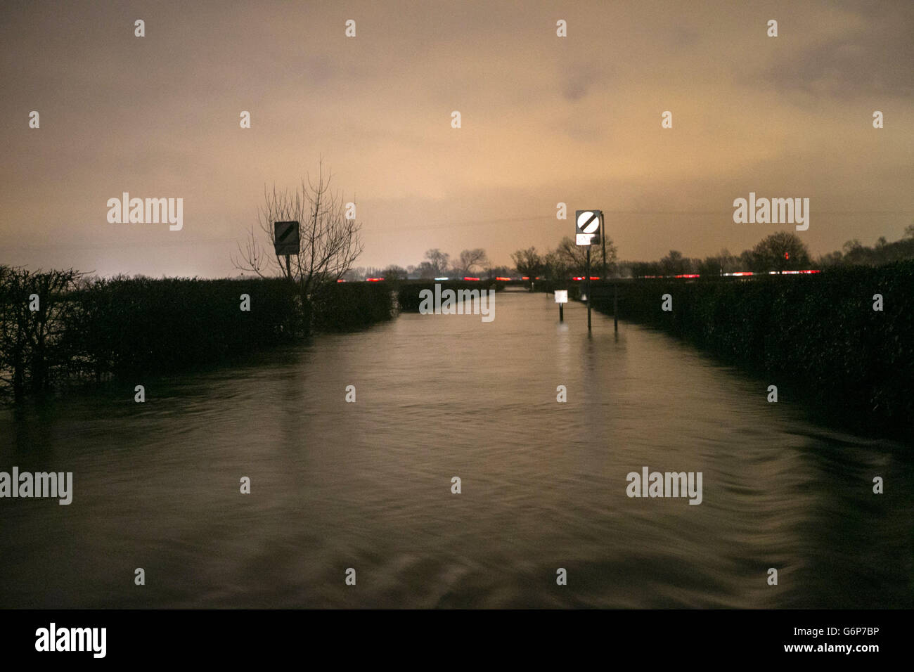 Godstow Road in Wytham in der Nähe von Oxford, wo ein 70-jähriger Mann während seines Radfahrens im Flutwasser starb. Stockfoto