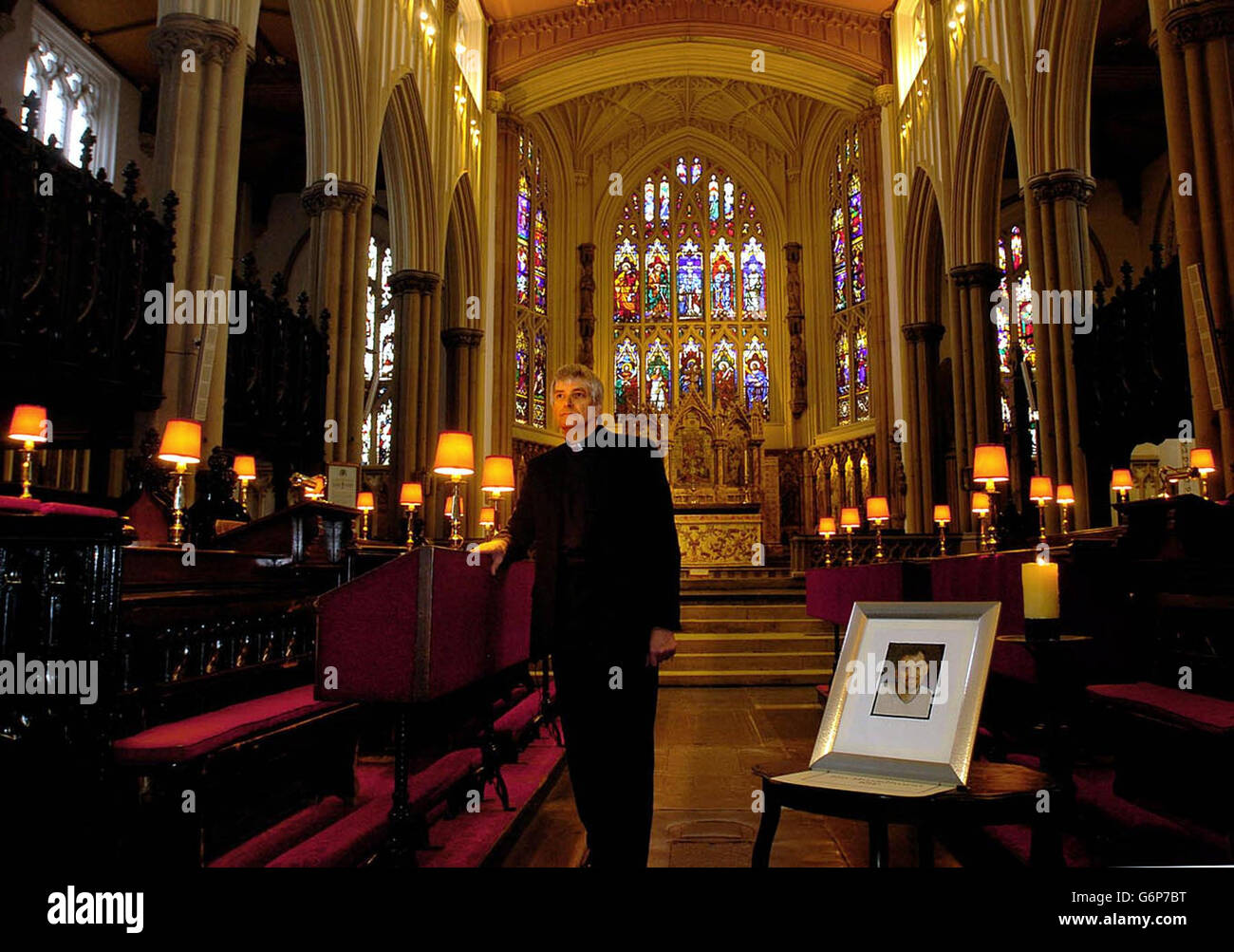Der Rev Canon Graham Smith Tector, von Leeds Parish Church, bereitet die Kirche auf die Beerdigung von PC Ian Broadhurst vor, (in gerahmten Foto), die morgen stattfinden wird. David Bieber, aka Nathan Wayne Coleman, wurde wegen des Mordes am zweiten Weihnachtsfeiertag an PC Ian Broadhurst und des versuchten Mordes an zwei anderen Offizieren angeklagt. Stockfoto