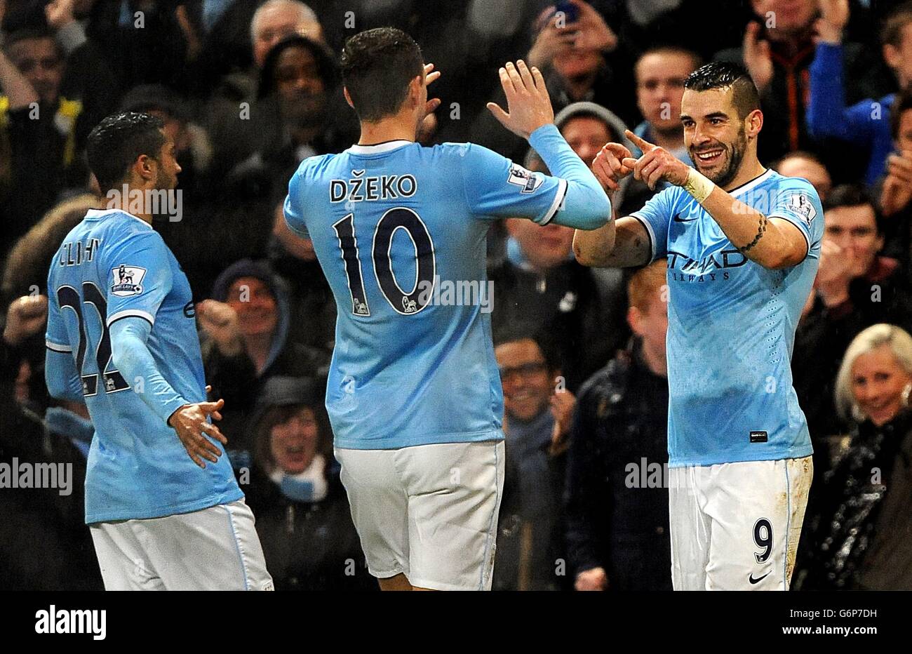 Alvaro Negredo (rechts) von Manchester City feiert mit Teamkollegen Edin Dzeko (Mitte) und Gael Clichy nach dem zweiten Tor seiner Seite Des Spiels Stockfoto