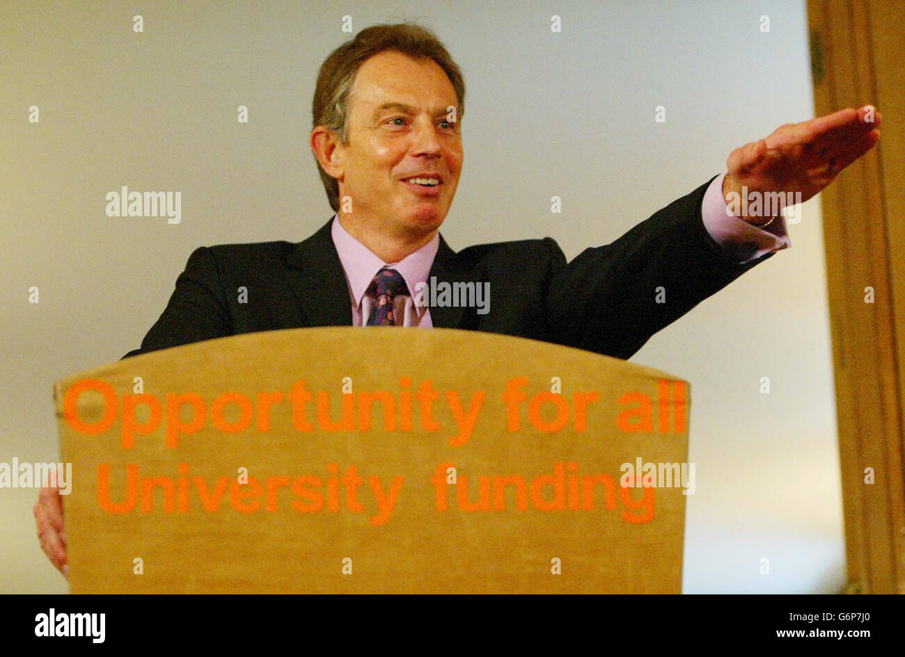 Der britische Premierminister Tony Blair hat während seiner monatlichen Pressekonferenz in der Downing Street 10, London, gestikuliert. Stockfoto