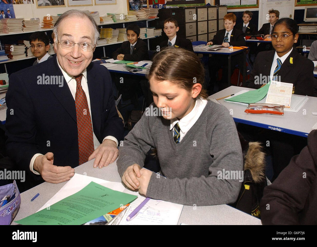 Tory-Führer Michael Howard sitzt in einem Geografie-Unterricht mit Schüler Ruth Norton, während seines Besuchs in Graveney School in Tooting, Süd-London. Stockfoto