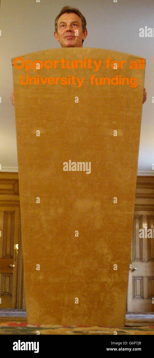 Der britische Premierminister Tony Blair hat während seiner monatlichen Pressekonferenz in der Downing Street 10, London, gestikuliert. Blair stand auf einem Podium mit dem Motto "Chance für alle - Universitätsfinanzierung" und zeigte Zahlen, die zeigen, dass der Staat derzeit 5,300 pro Jahr für jeden Hochschulabsolventen verbringt. Stockfoto