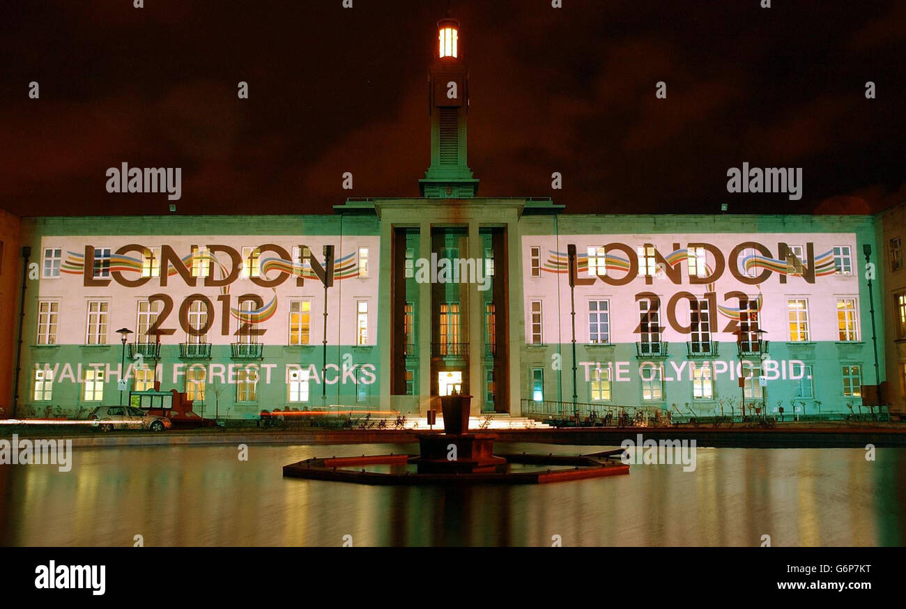 Die Vorderseite des Rathauses im Londoner Stadtteil Waltham Forest zeigt ihre Unterstützung für die Olympischen Spiele 2012 in London mit einer Projektion des Londoner Logos. Stockfoto