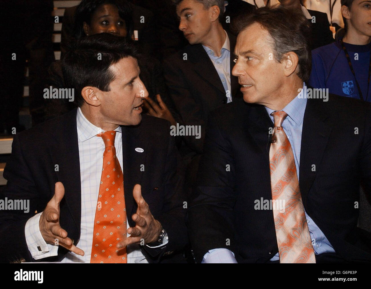 Premierminister Tony Blair (R) chattet mit Lord Coe im Royal Opera House in London, wo Londons offizielle Bewerbung für die Olympischen Spiele 2012 angekündigt wurde. Stockfoto