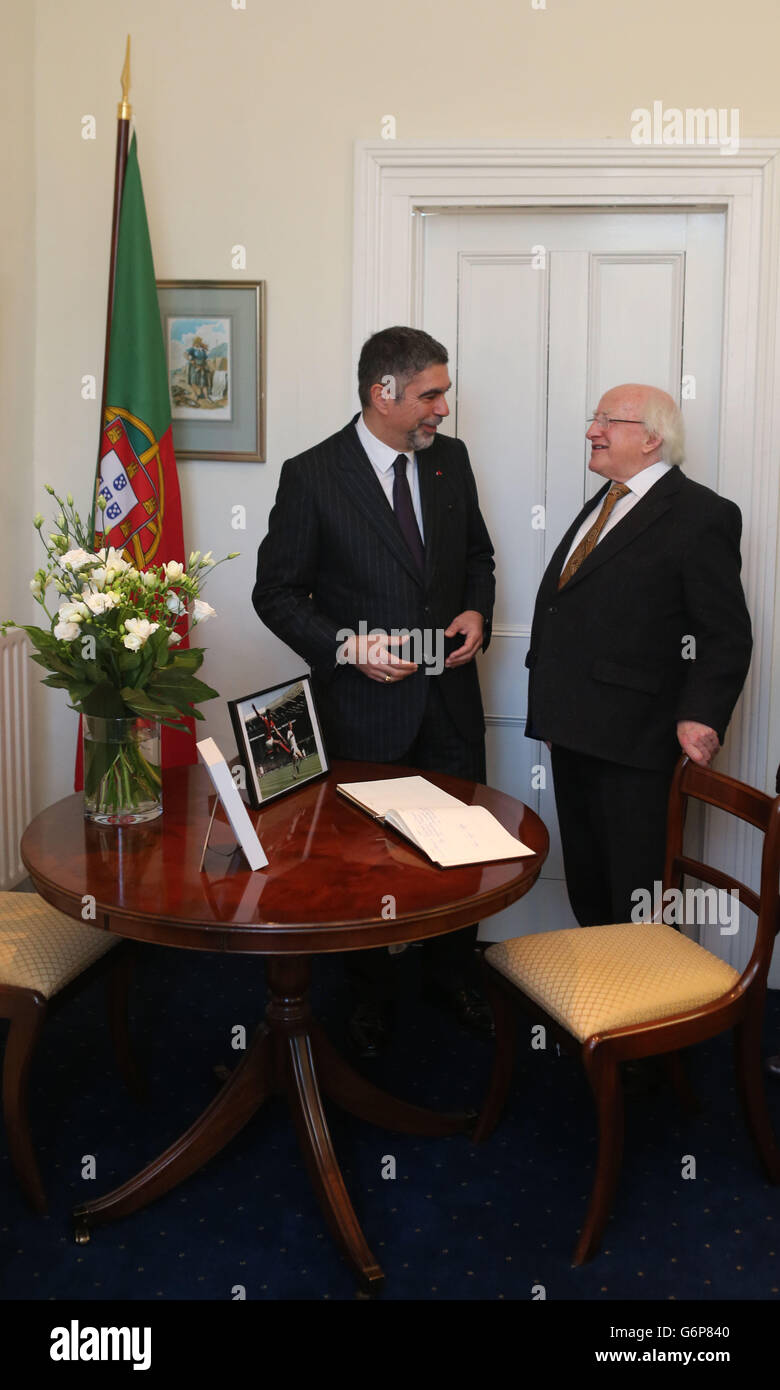 Präsident Michael D Higgins unterzeichnet ein Kondolenzbuch für den legendären Fußballspieler Eusebio da Silva Ferreira zusammen mit Botschafter Bernardo Futscher Pereira in der portugiesischen Botschaft in Dublin. Stockfoto