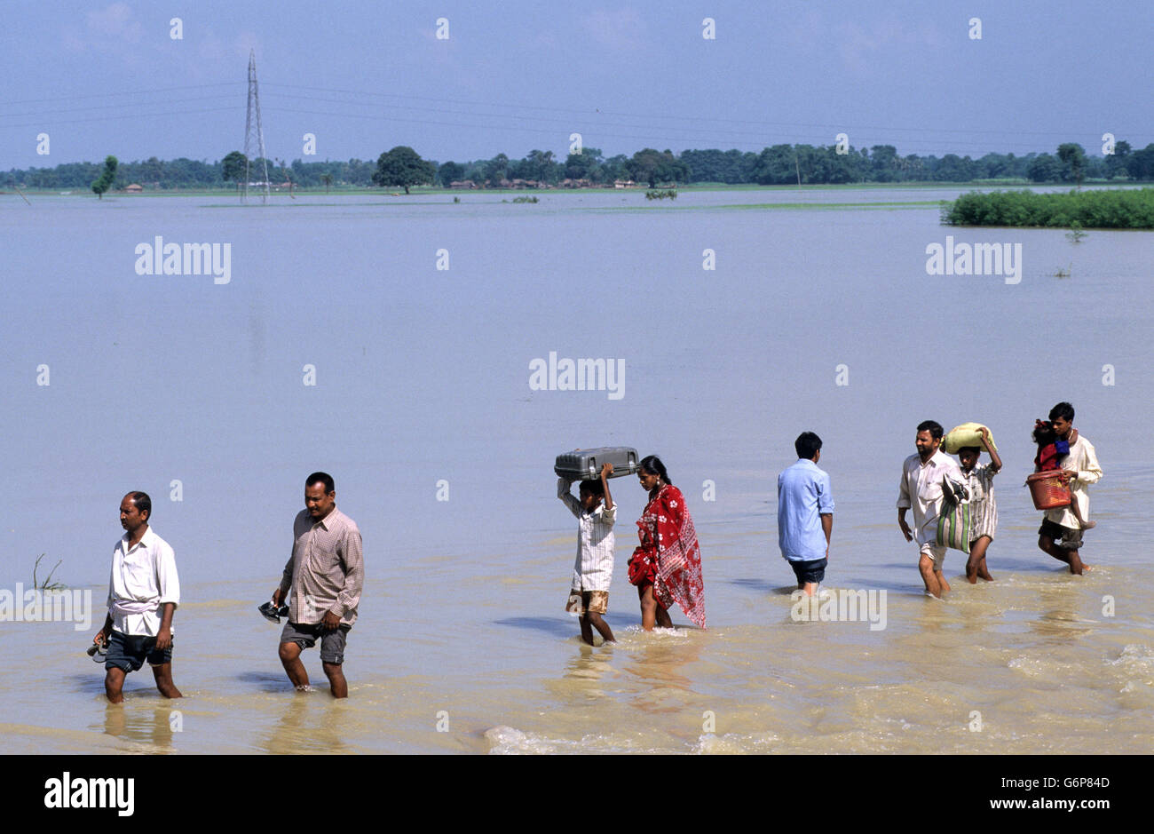 Indien, Bihar, Überflutung am Bagmati River ein Zweig der Ganges/Ganga Fluss wegen der schweren Monsunregen und schmelzen die Gletscher im Himalaya, Broken Bridge und beschädigte Straße, Menschen zu Fuß im Wasser, Klimawandel und globale Erwärmung Auswirkungen Stockfoto