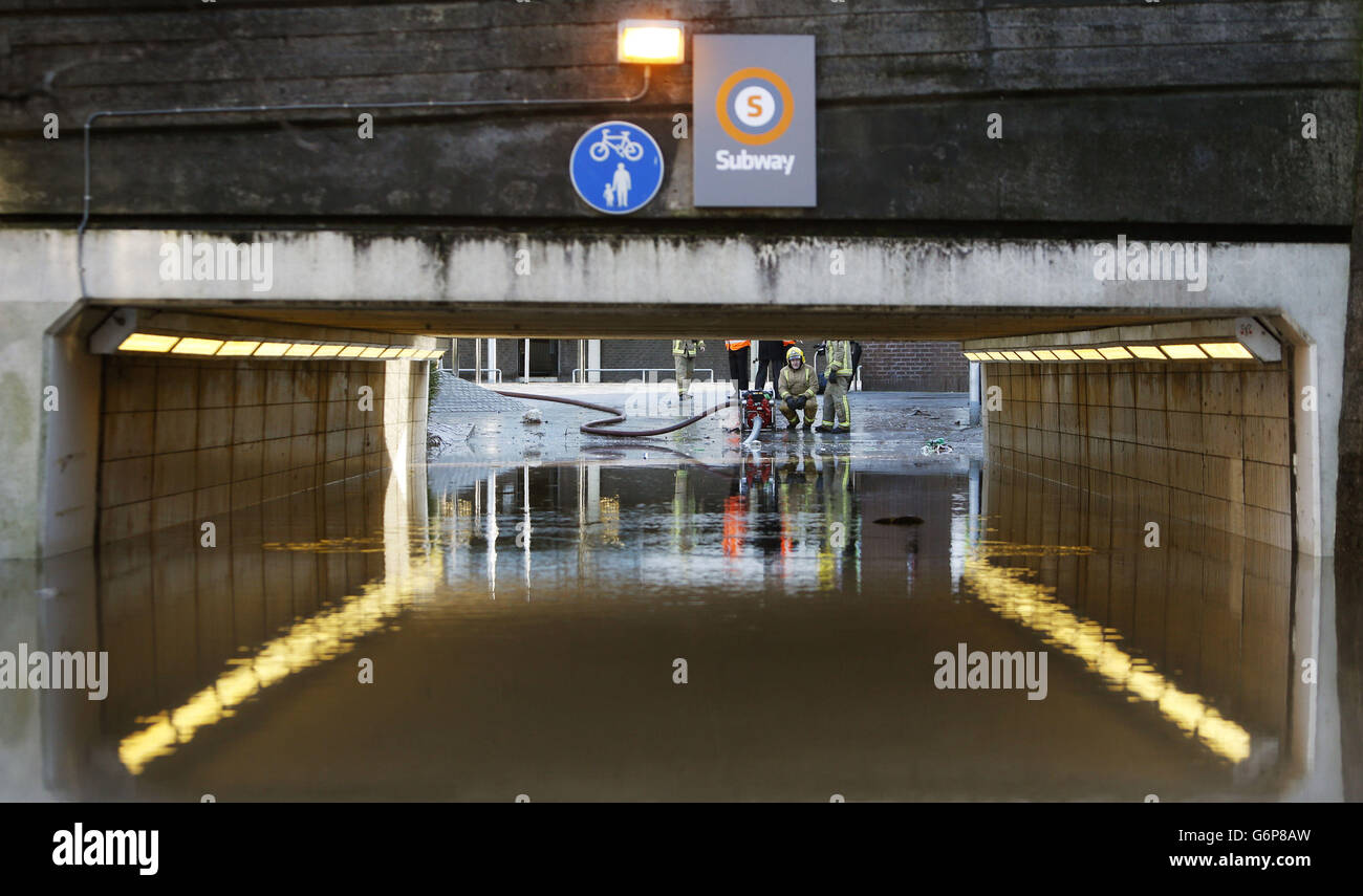 Die Szene auf der New City Road als das Glasgow Kelvin College, zusammen mit anderen Gebäuden in der Gegend, nach einer berstenden Wasserleitung evakuiert wurde, wurden Feuerwehrleute gegen 9.15 Uhr in die Szene in der Gegend Cowcaddens von Glasgow gerufen. Stockfoto