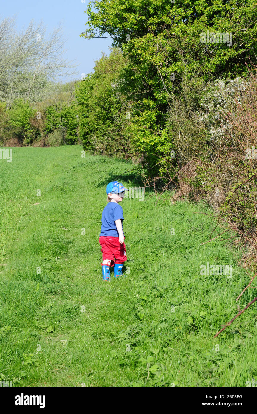Drei Jahre alter Junge tragen Sonnenschutz Land Wanderweg entlang. Stockfoto