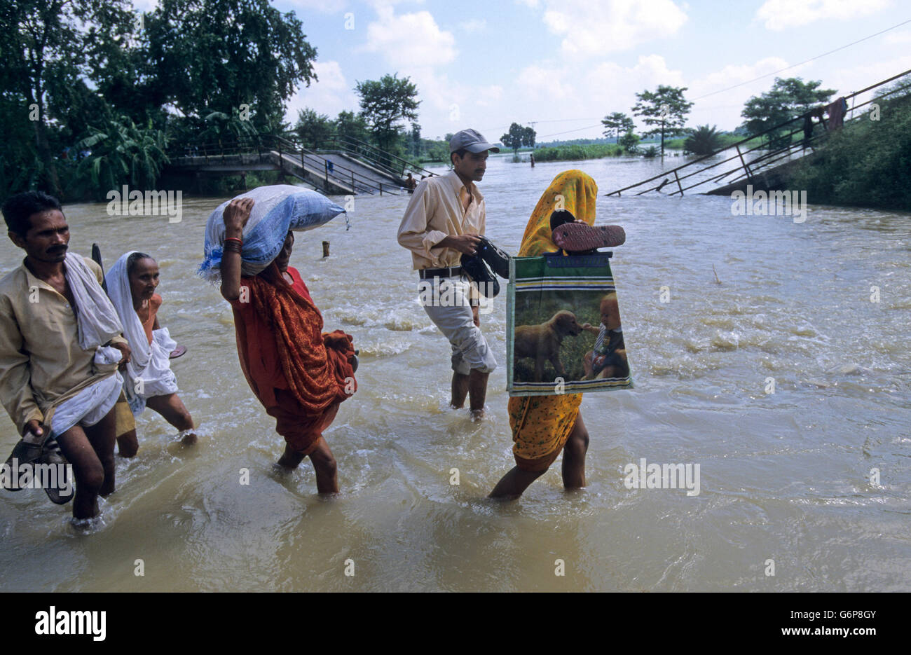 Indien, Bihar, Überflutung am Bagmati River ein Zweig der Ganges/Ganga Fluss wegen der schweren Monsunregen und schmelzen die Gletscher im Himalaya, Broken Bridge und beschädigte Straße, Menschen zu Fuß im Wasser, Klimawandel und globale Erwärmung Auswirkungen Stockfoto