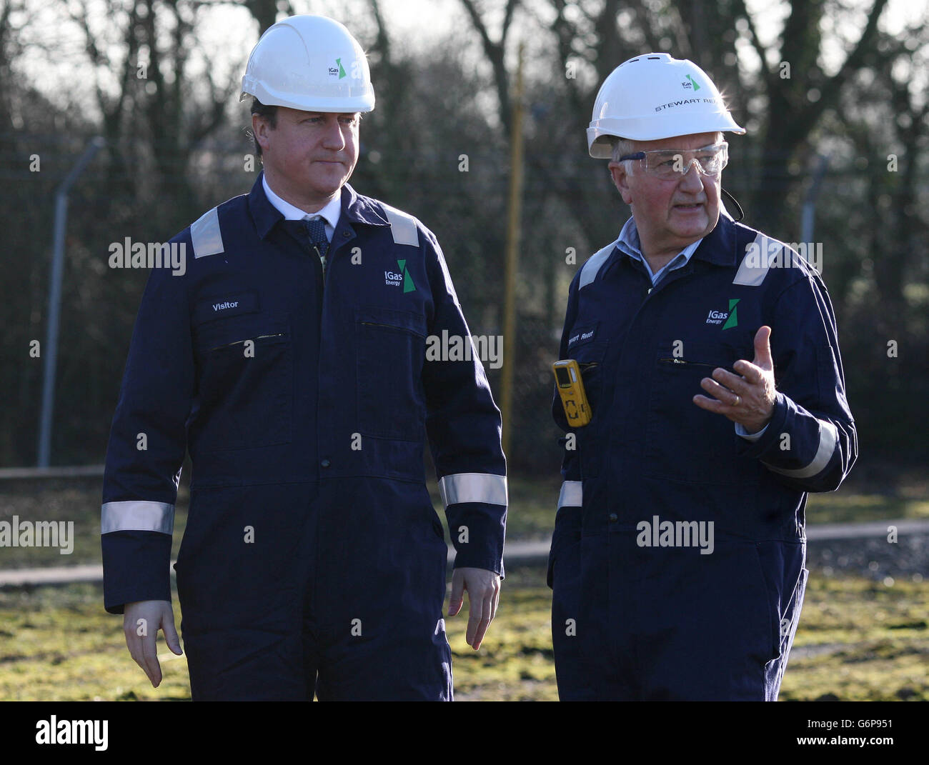 Premierminister David Cameron (links) wird zu einer Führung durch das Öldepot der Schieferbohranlage IGAS in der Nähe von Gainsborough, Lincolnshire, geführt. Stockfoto