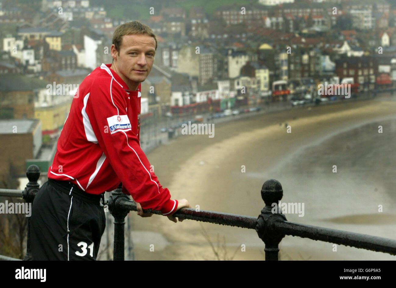 Scarborough-Kapitän Jimmy Kelly steht am South Cliff der Stadt, bevor der Verein am Wochenende mit dem FA Cup in der vierten Runde gegen Chelsea antreten wird. KEINE INOFFIZIELLE NUTZUNG DER CLUB-WEBSITE. Stockfoto