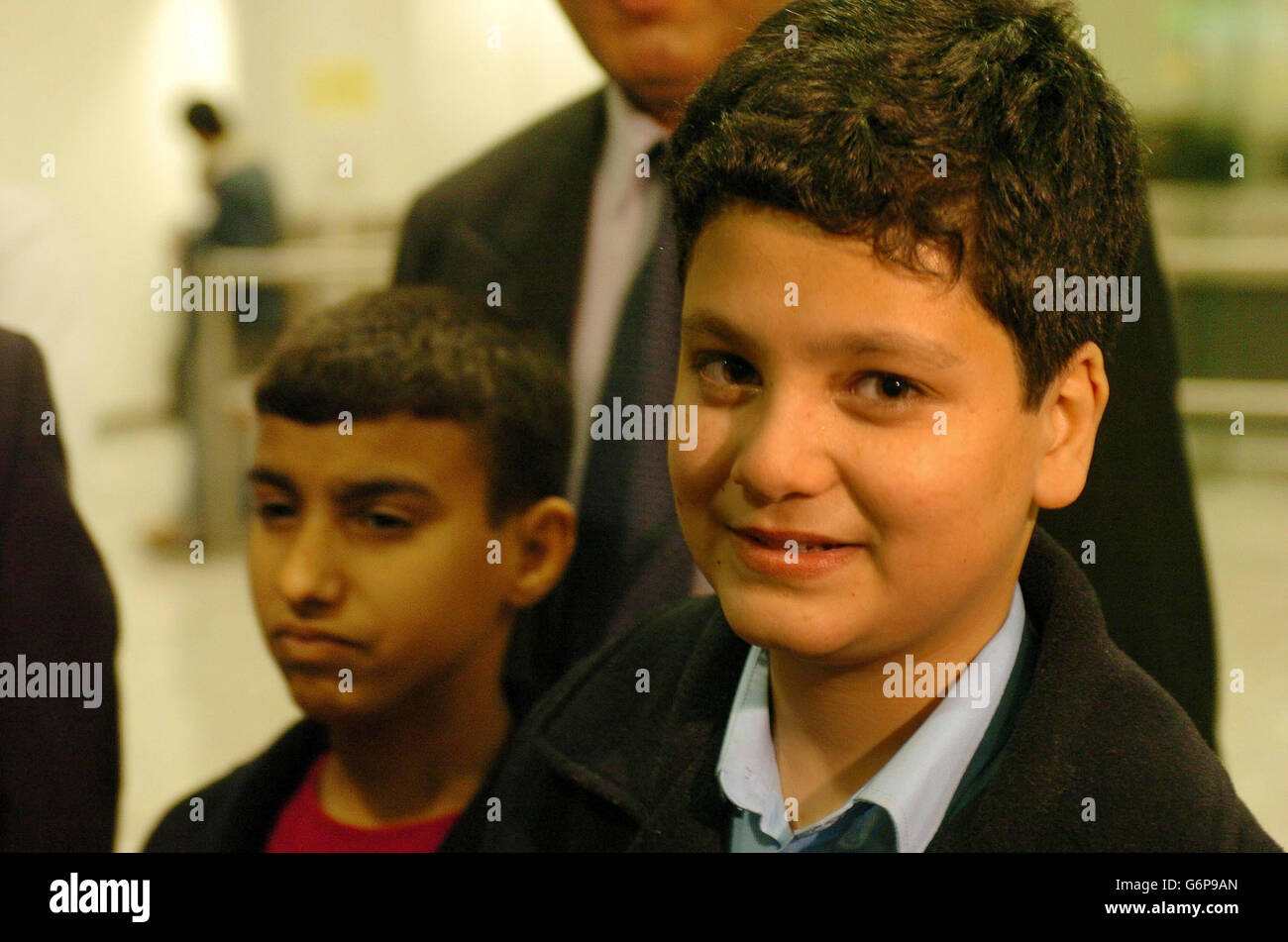 Ali Abbas (rechts), der 12-jährige irakische Junge, der die Herzen der  Nation erobert hat, nachdem er in einem Koalitionsluftangriff verstümmelt  wurde, auf dem Londoner Flughafen Heathrow. Ali, der zur Behandlung nach  Großbritannien